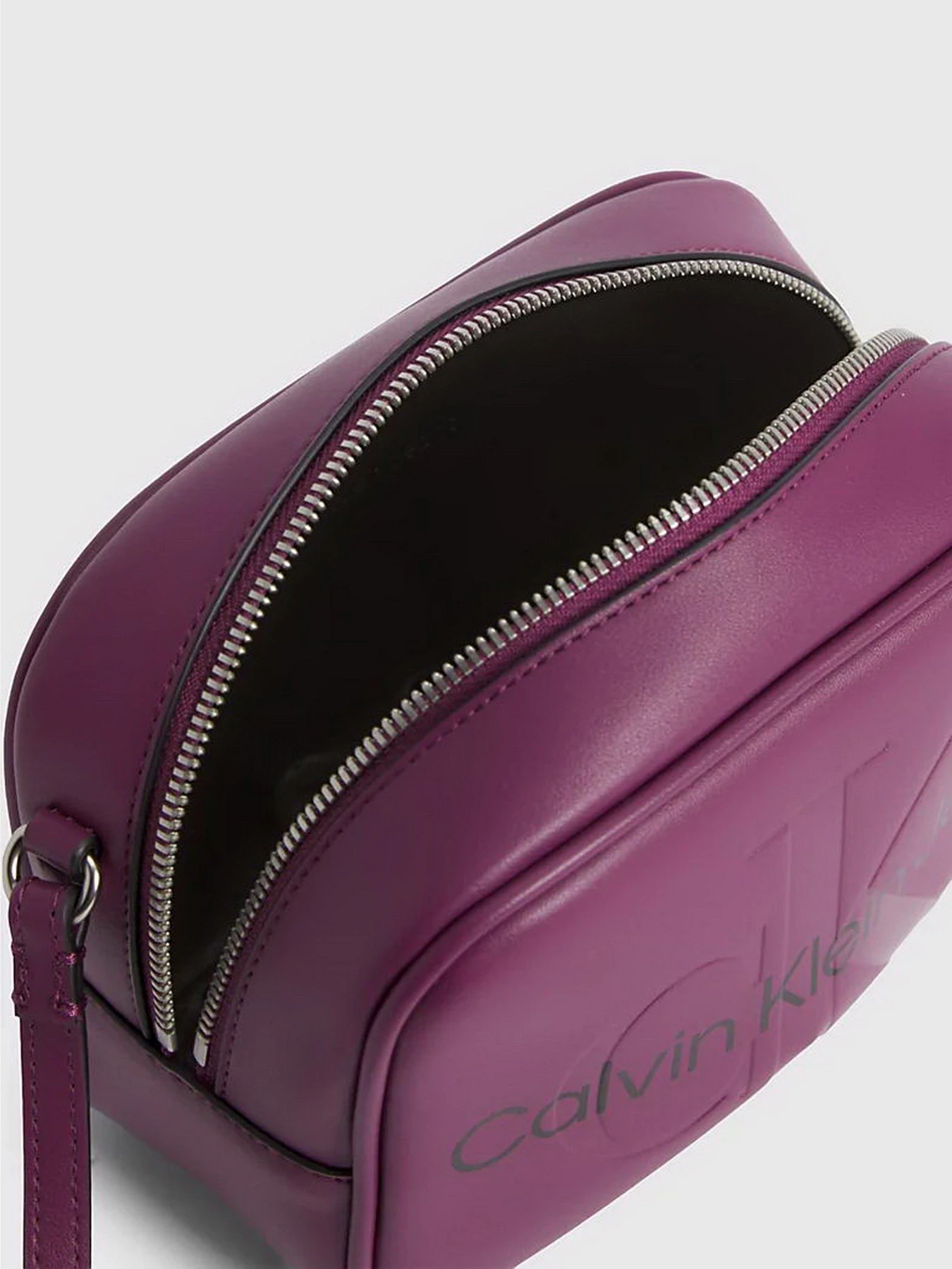 Сумки Calvin Klein Sculpted Camera Bag18 Mono модель K60K610275-VAC Сумки Calvin Klein Sculpted Camera Bag18 Mono модель K60K610275-VAC Фото