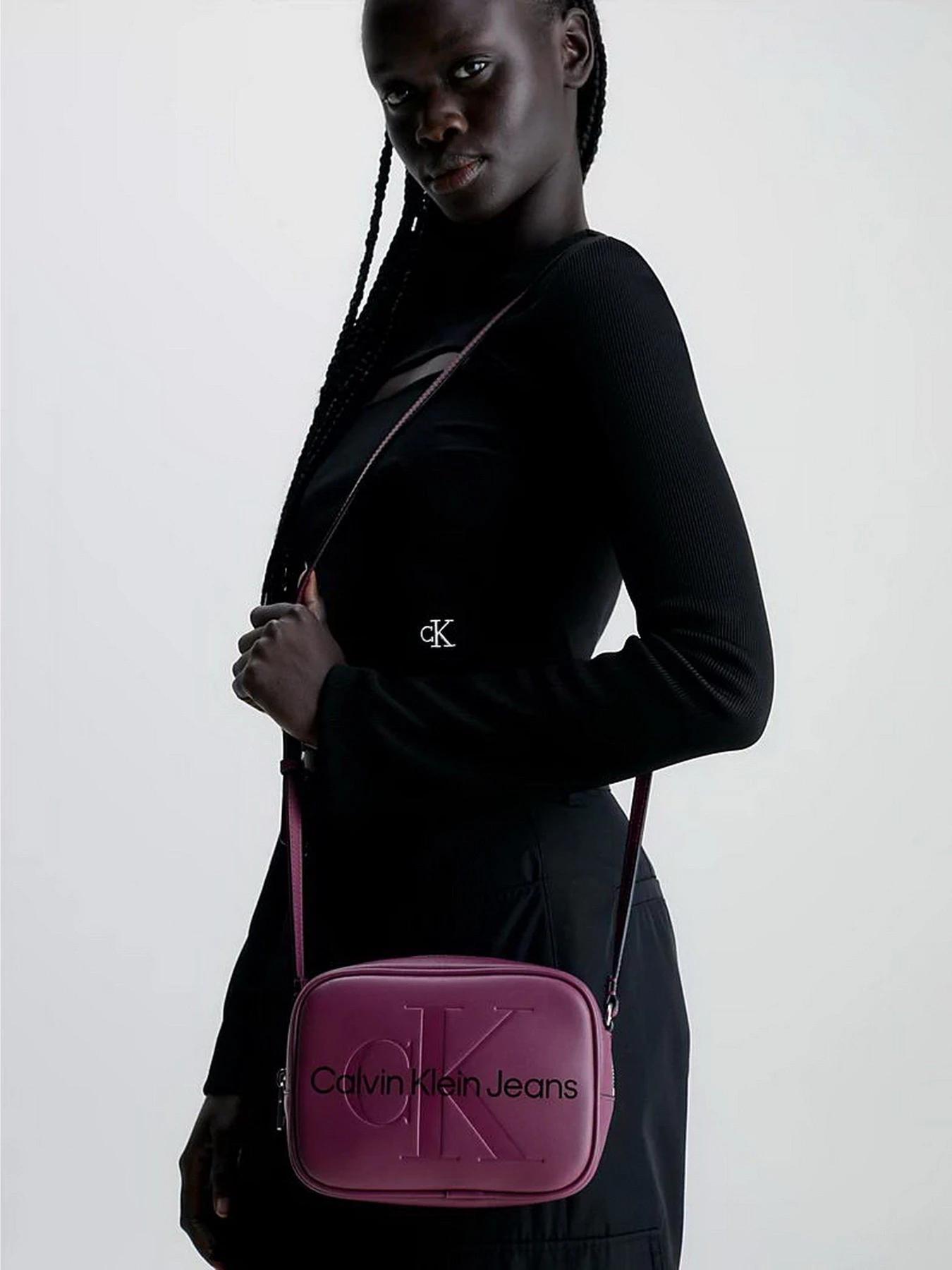 Сумки Calvin Klein Sculpted Camera Bag18 Mono модель K60K610275-VAC Сумки Calvin Klein Sculpted Camera Bag18 Mono модель K60K610275-VAC Фото