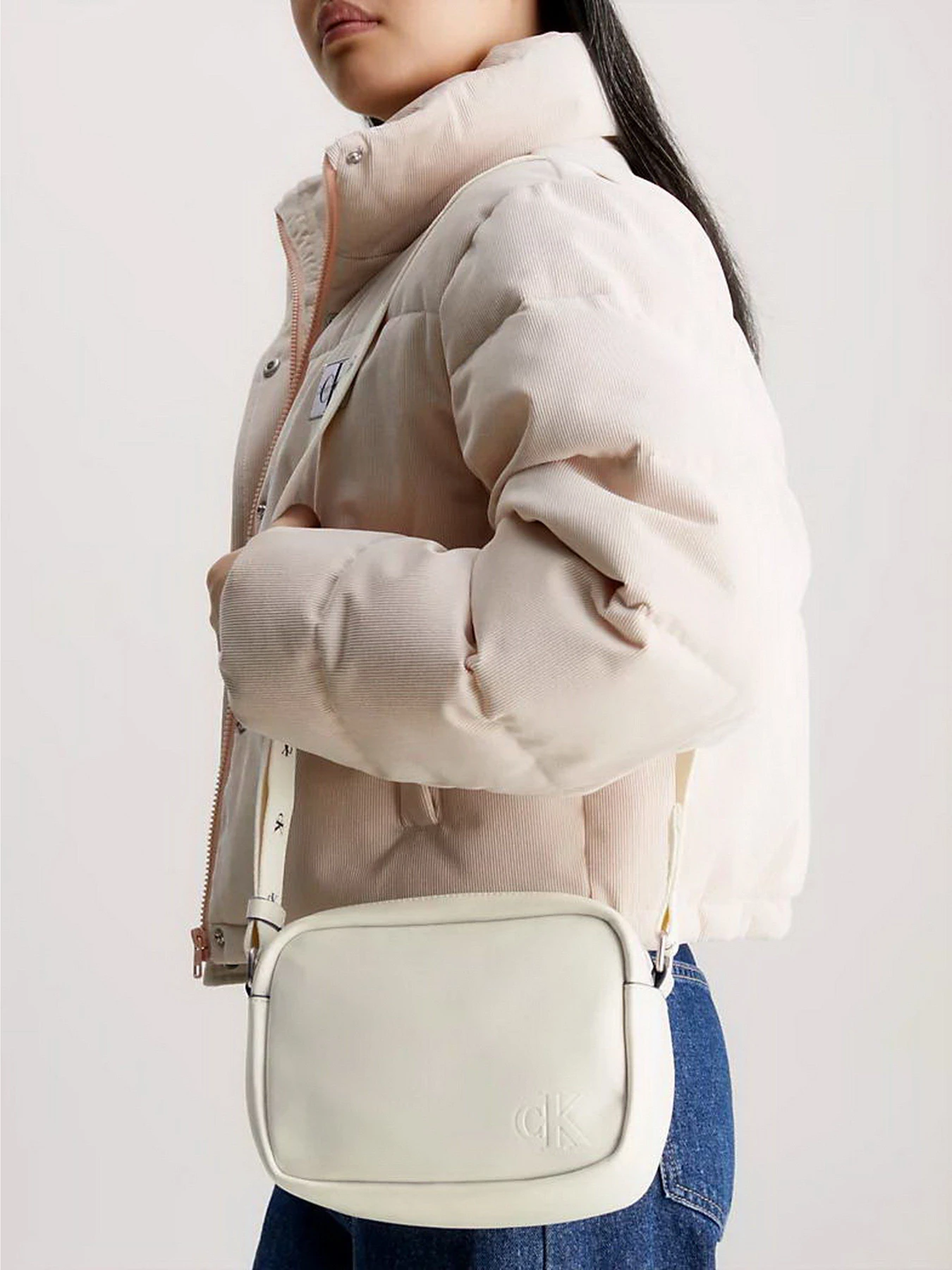 Сумки Calvin Klein Ultralight Dblzipcamera Bag21 Pu модель K60K610326-YBI Сумки Calvin Klein Ultralight Dblzipcamera Bag21 Pu модель K60K610326-YBI Фото