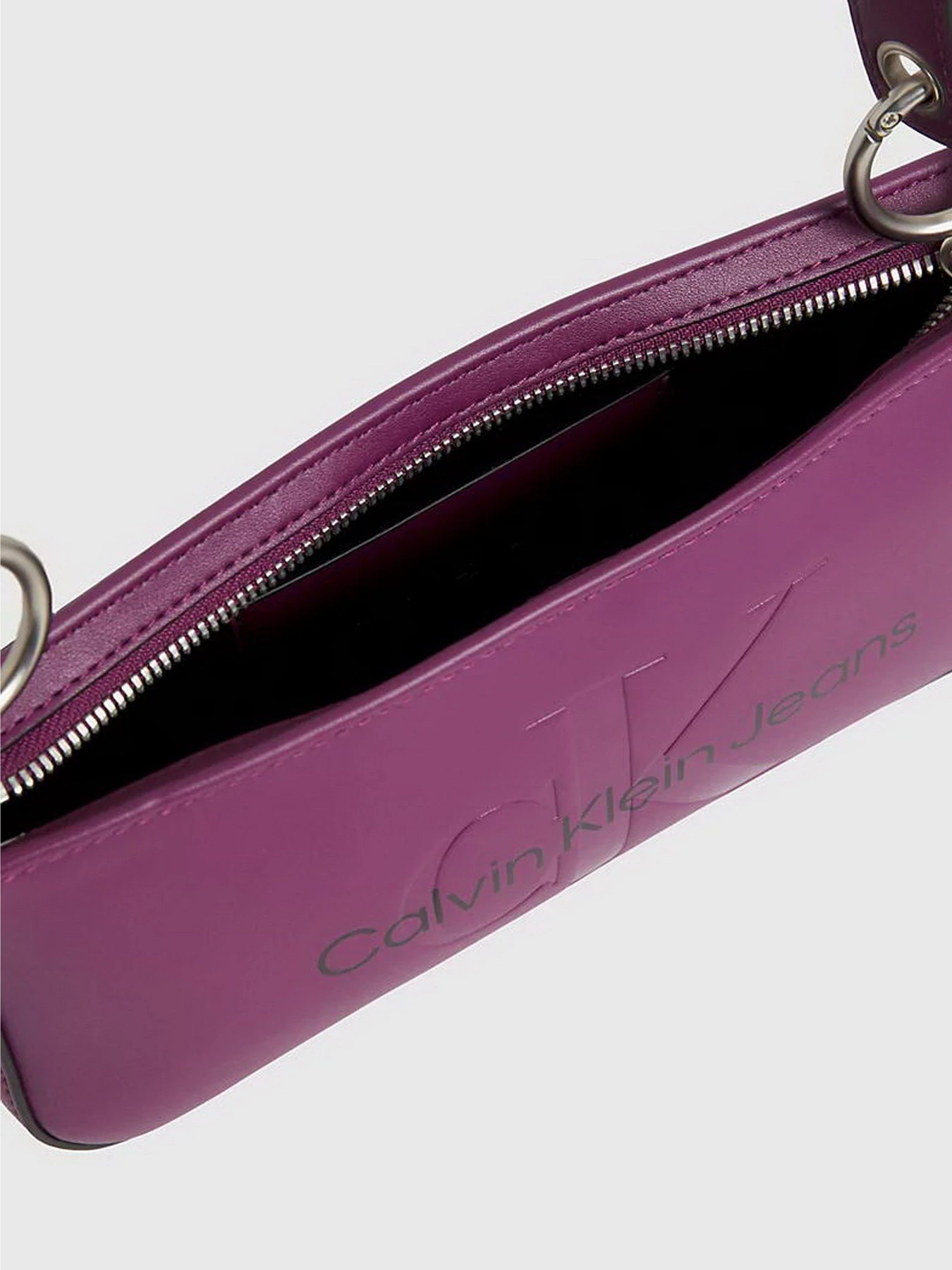 Сумки Calvin Klein Sculpted Shoulder Pouch25 Mono модель K60K610679-VAC Сумки Calvin Klein Sculpted Shoulder Pouch25 Mono модель K60K610679-VAC Фото