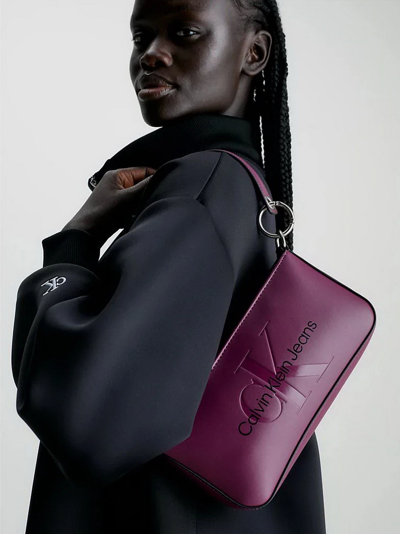 Сумки Calvin Klein Sculpted Shoulder Pouch25 Mono модель K60K610679-VAC Сумки Calvin Klein Sculpted Shoulder Pouch25 Mono модель K60K610679-VAC Фото