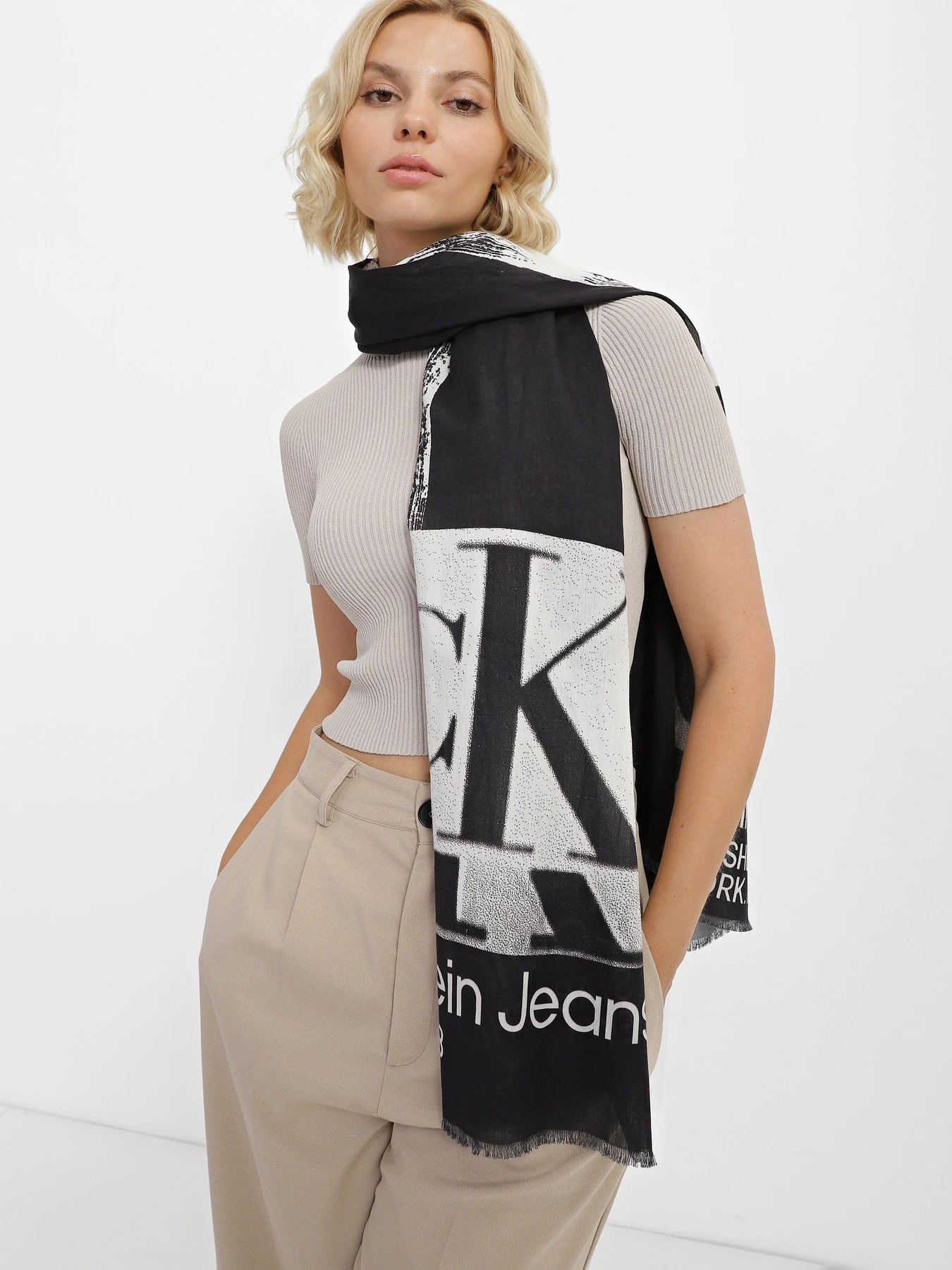 Шарфи та хустки Calvin Klein Monologo Embro Scarf модель K60K610912-BDS Фото