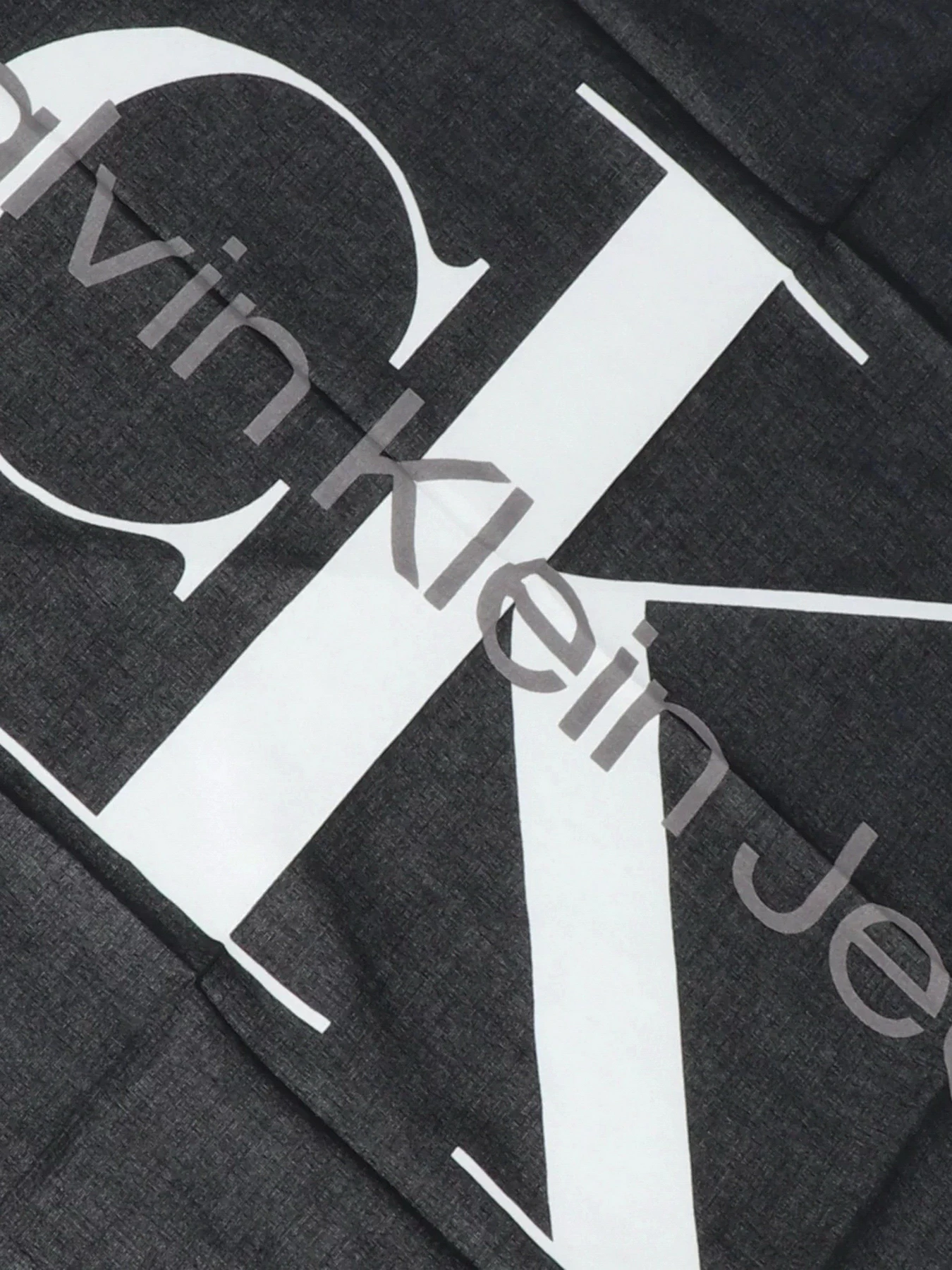 Шарфи та хустки Calvin Klein Overprint Bandana модель K60K610915-BDS Шарфи та хустки Calvin Klein Overprint Bandana модель K60K610915-BDS Фото