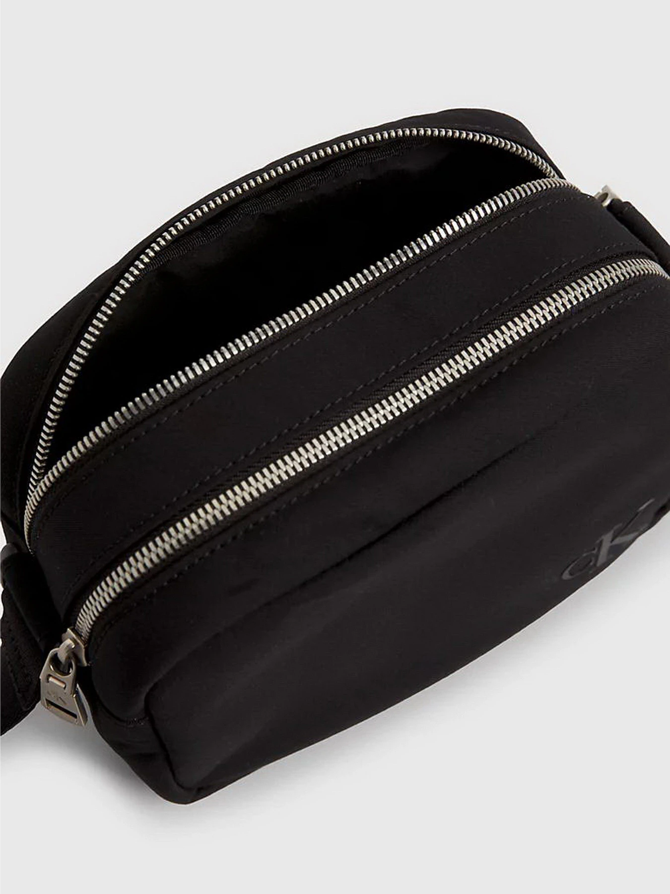 Сумки Calvin Klein Ultralight Dbl Camerabag21 Tw модель K60K611199-BDS Сумки Calvin Klein Ultralight Dbl Camerabag21 Tw модель K60K611199-BDS Фото
