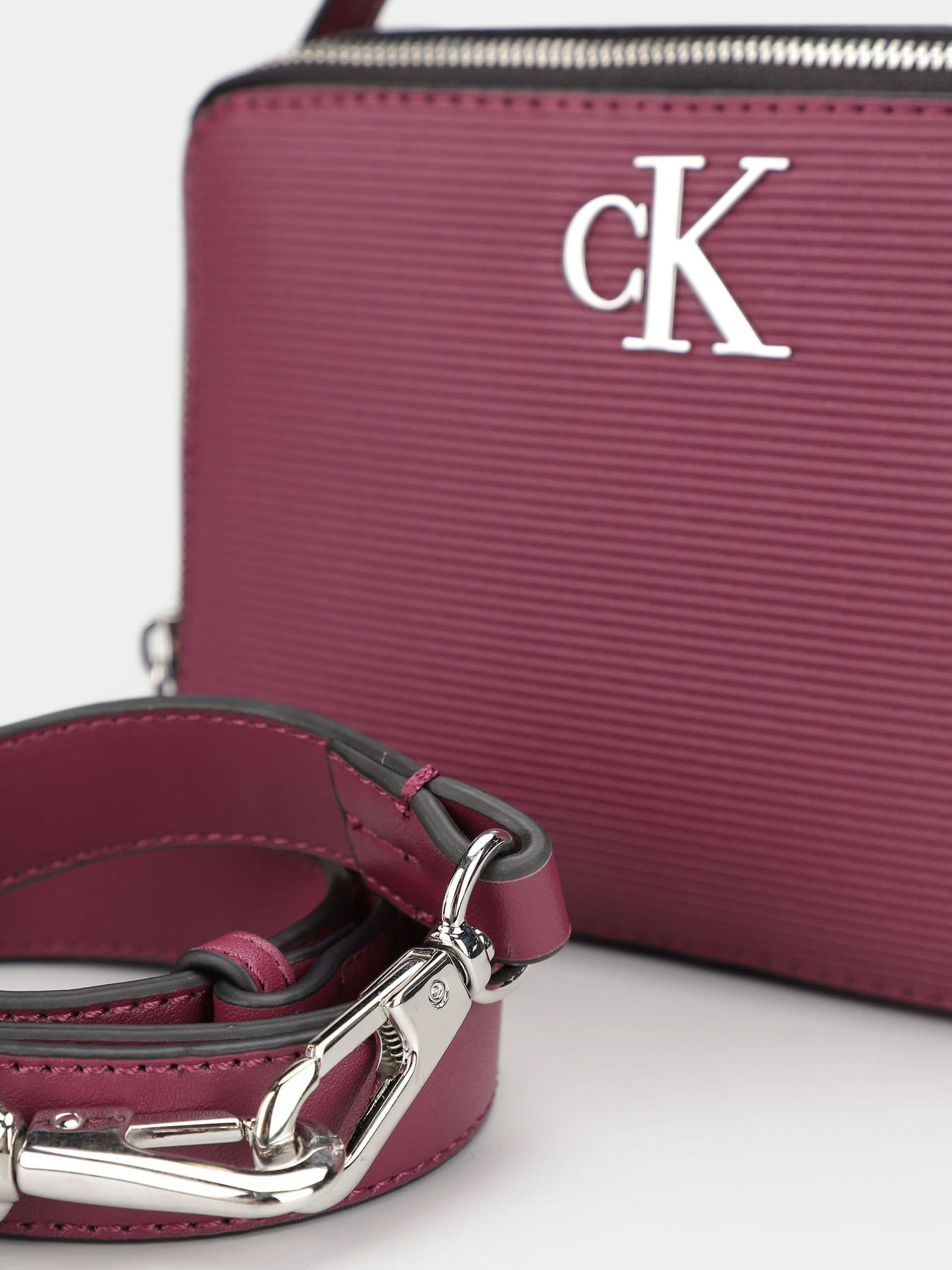 Сумки Calvin Klein Minimal Monogram Camera Bag18 модель K60K611222-VAC Сумки Calvin Klein Minimal Monogram Camera Bag18 модель K60K611222-VAC Фото