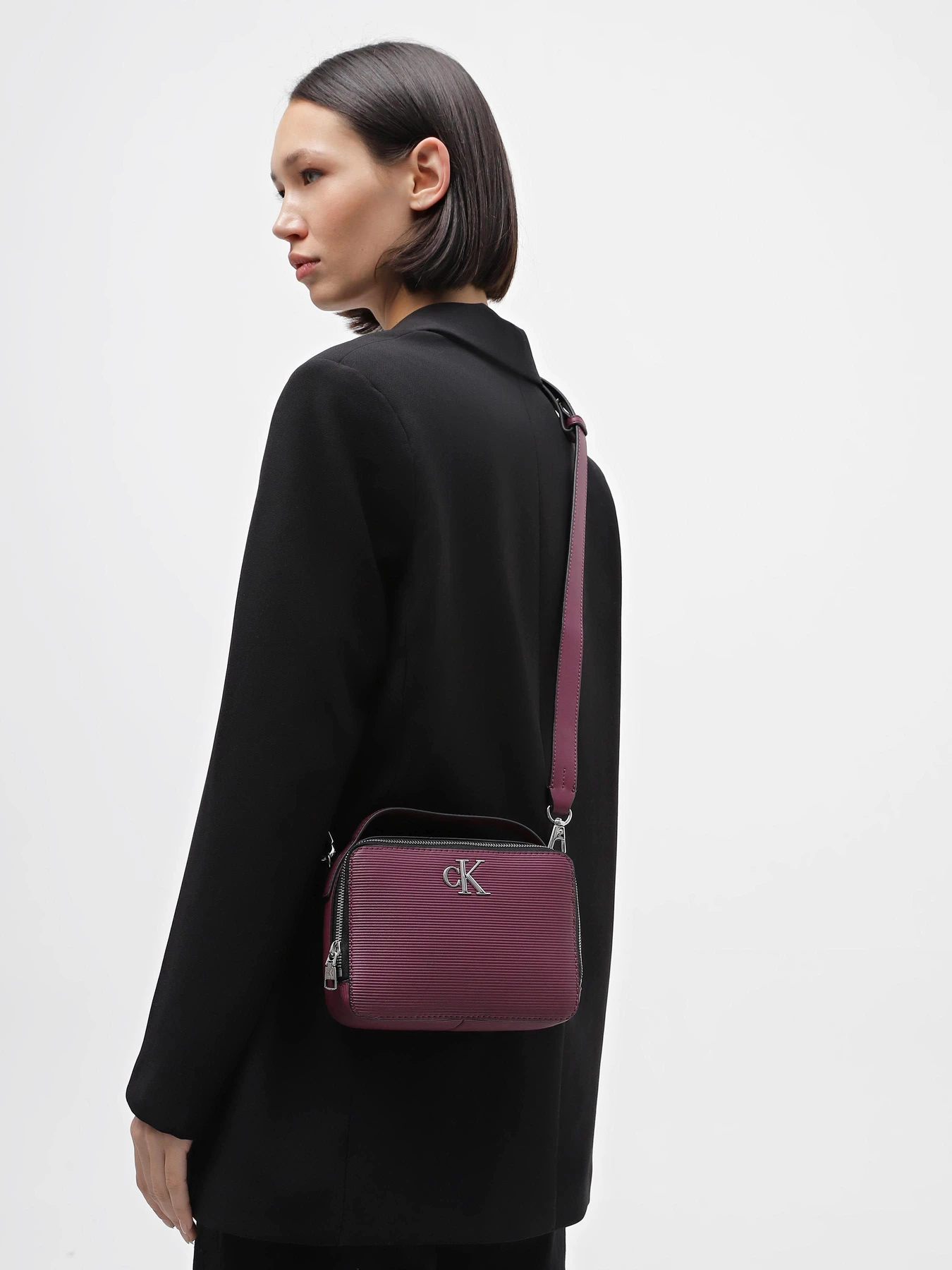 Сумки Calvin Klein Minimal Monogram Camera Bag18 модель K60K611222-VAC Сумки Calvin Klein Minimal Monogram Camera Bag18 модель K60K611222-VAC Фото