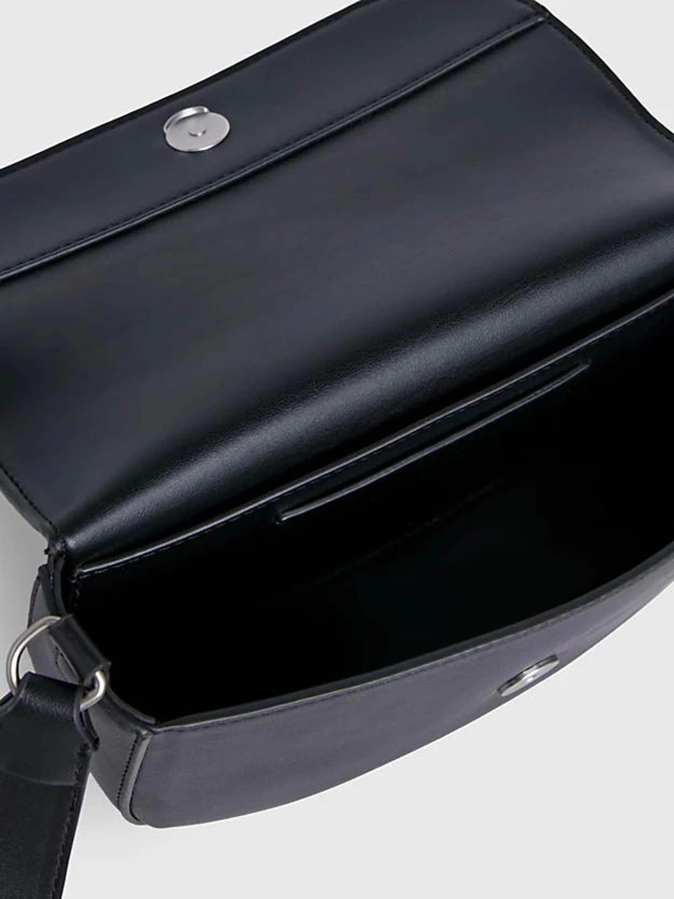 Сумки Calvin Klein Sculpted Saddle Bag22 Mono модель K60K611223-01F Сумки Calvin Klein Sculpted Saddle Bag22 Mono модель K60K611223-01F Фото