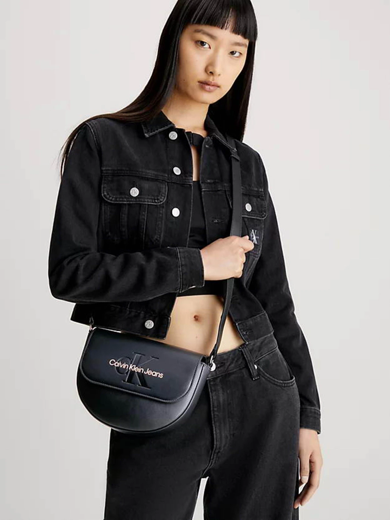 Сумки Calvin Klein Sculpted Saddle Bag22 Mono модель K60K611223-01F Сумки Calvin Klein Sculpted Saddle Bag22 Mono модель K60K611223-01F Фото