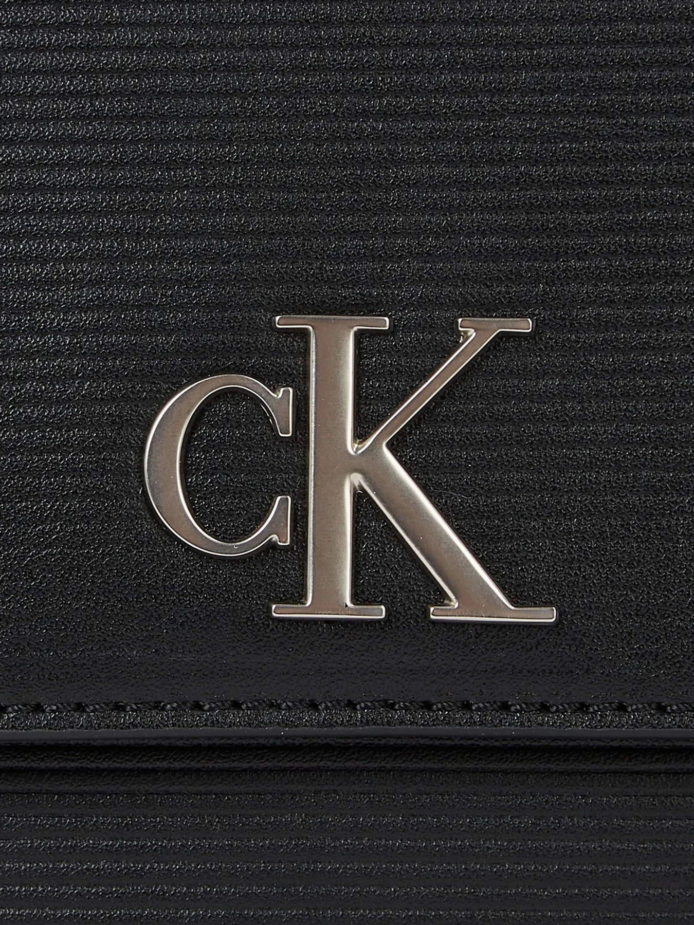 Сумки Calvin Klein Minimal Monogram Saddle Bag22 модель K60K611226-BDS Сумки Calvin Klein Minimal Monogram Saddle Bag22 модель K60K611226-BDS Фото