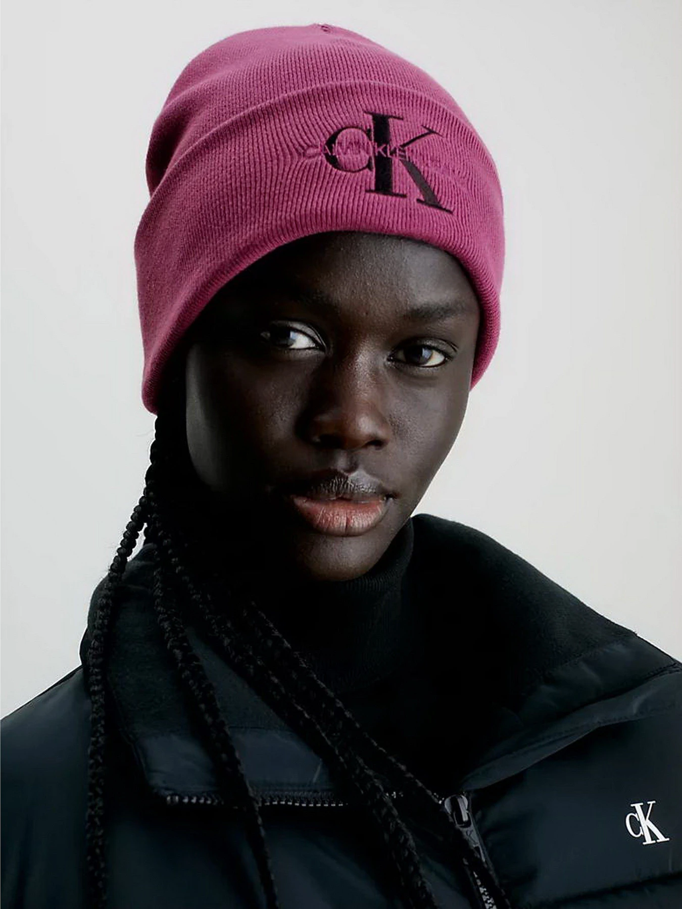 Шапки и кепки Calvin Klein ʼ Monologo Embro Beanie модель K60K611254-VAC Шапки и кепки Calvin Klein ʼ Monologo Embro Beanie модель K60K611254-VAC Фото
