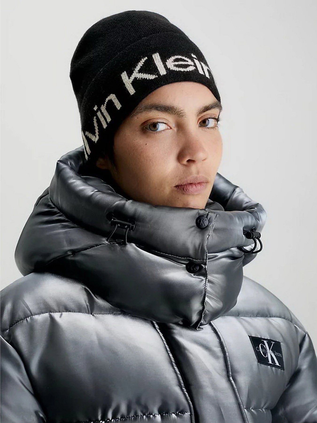 Шапки та кепки Calvin Klein Logo Beanie модель K60K611271-BDS Шапки та кепки Calvin Klein Logo Beanie модель K60K611271-BDS Фото