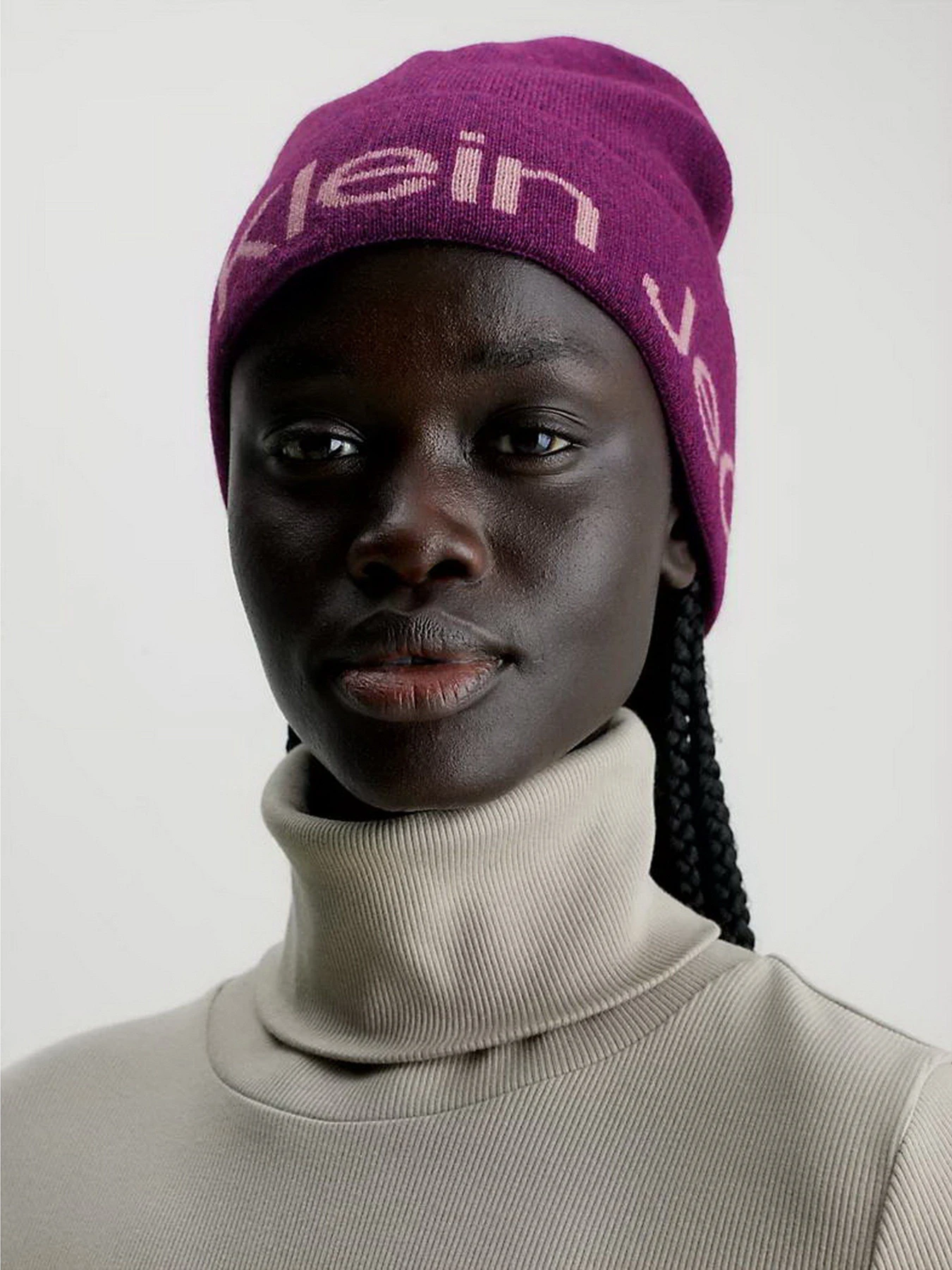 Шапки и кепки Calvin Klein Logo Beanie модель K60K611271-VAC Шапки и кепки Calvin Klein Logo Beanie модель K60K611271-VAC Фото