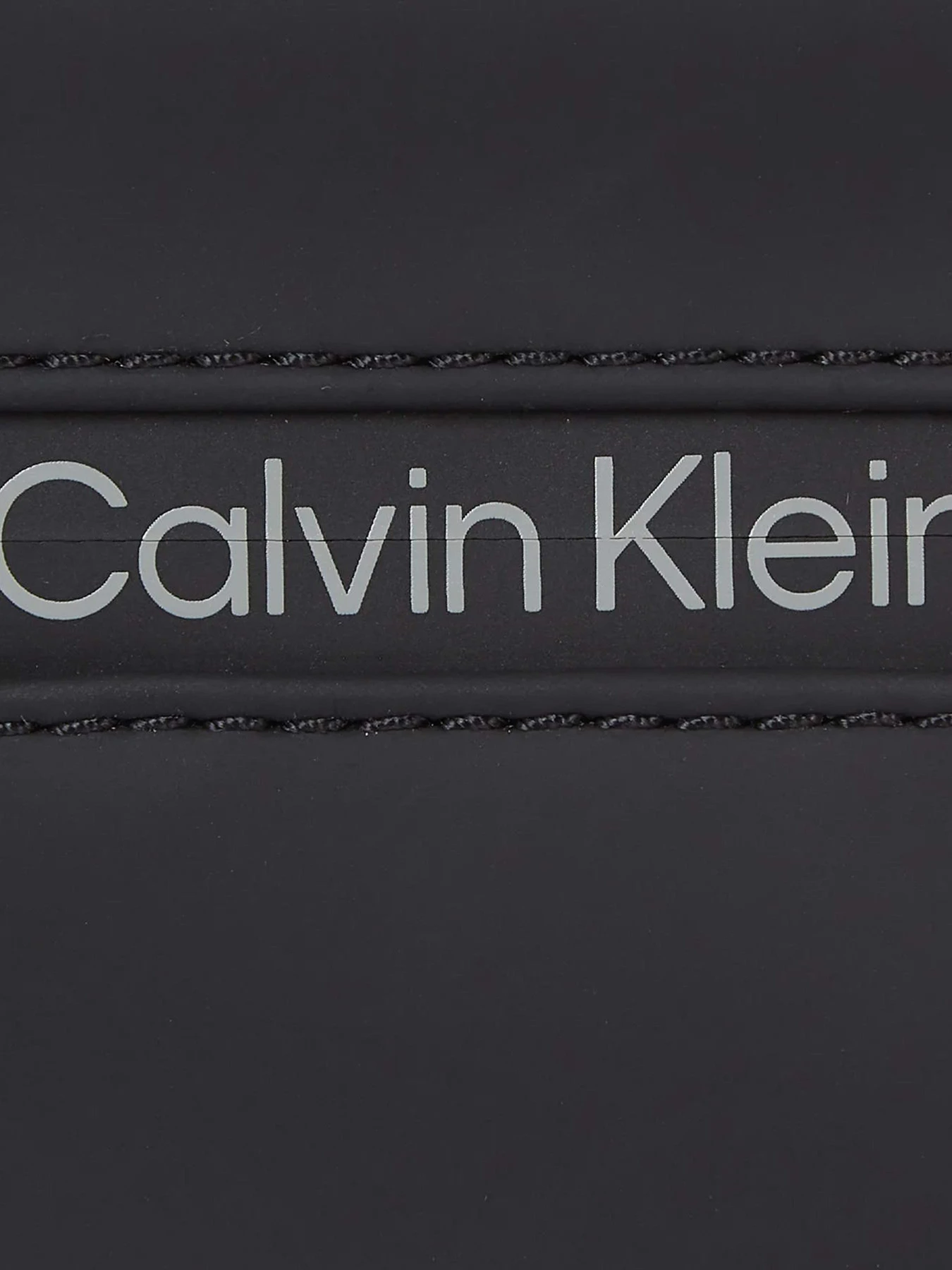 Сумки Calvin Klein Rubberized Conv Flatpack S модель K50K510795-BAX Сумки Calvin Klein Rubberized Conv Flatpack S модель K50K510795-BAX Фото