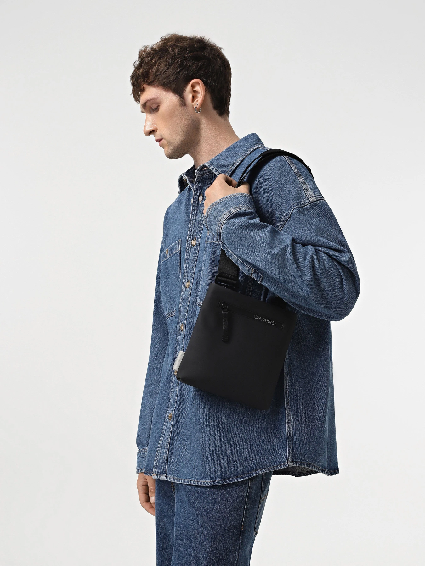 Сумки Calvin Klein Rubberized Conv Flatpack S модель K50K510795-BAX Сумки Calvin Klein Rubberized Conv Flatpack S модель K50K510795-BAX Фото