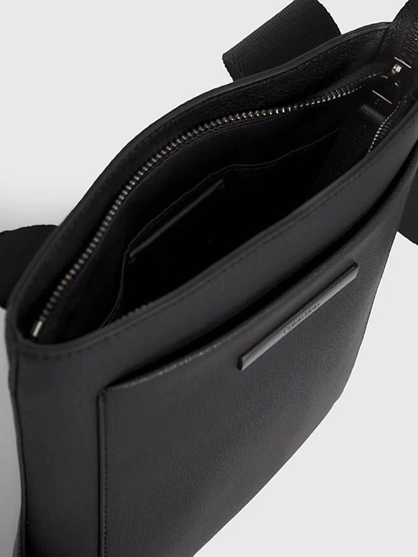 Сумки Calvin Klein Modern Bar Flatpack модель K50K510803-BAX Сумки Calvin Klein Modern Bar Flatpack модель K50K510803-BAX Фото