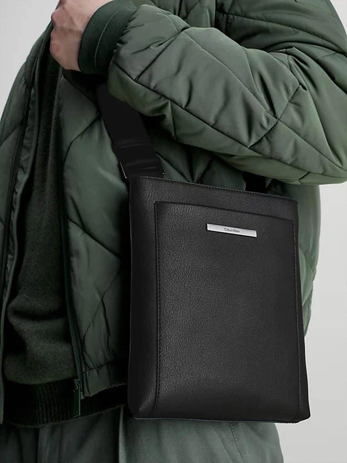 Сумки Calvin Klein Modern Bar Flatpack модель K50K510803-BAX Сумки Calvin Klein Modern Bar Flatpack модель K50K510803-BAX Фото
