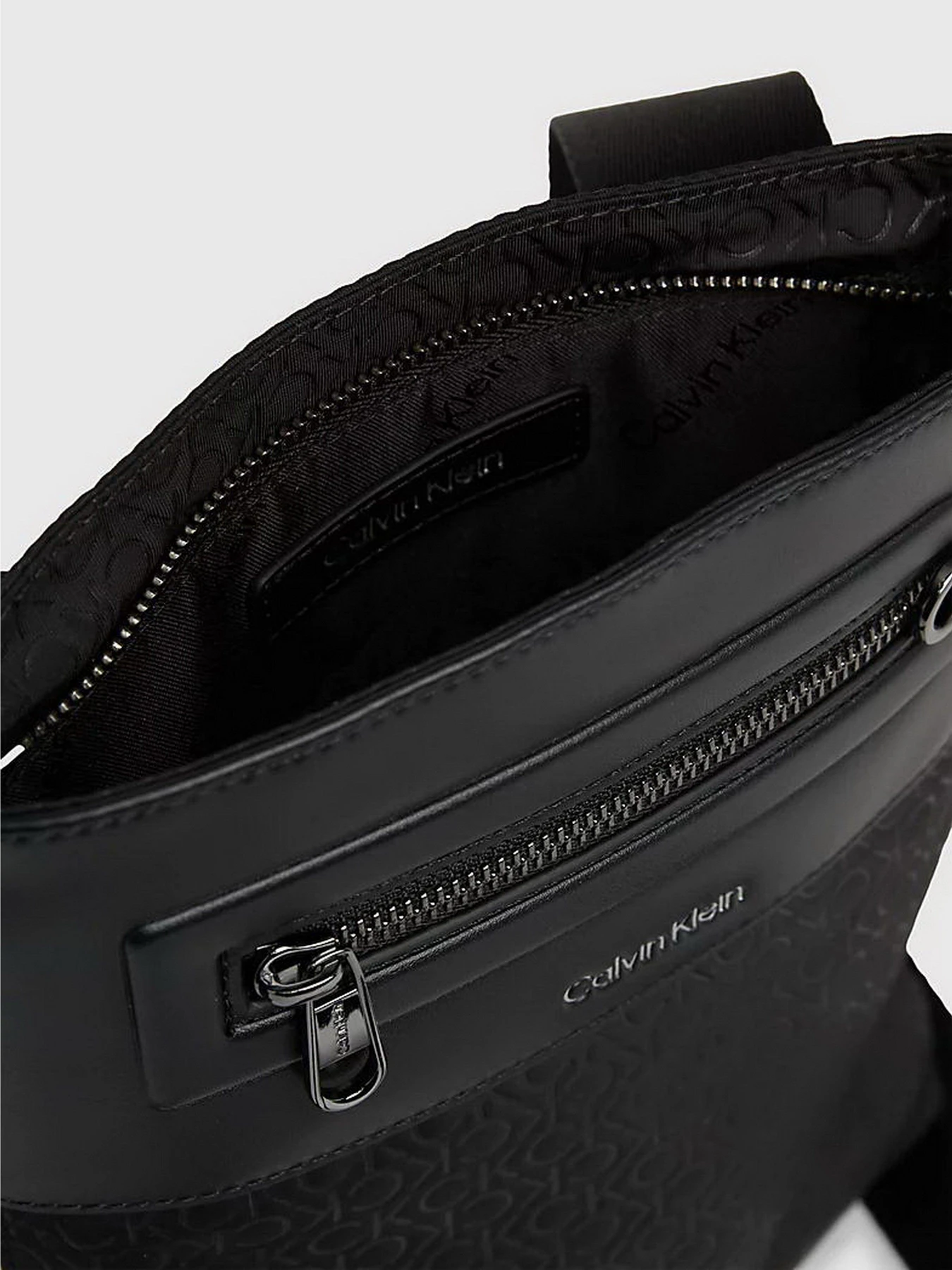 Сумки Calvin Klein Elevated Flatpack Repreve модель K50K510823-01L Сумки Calvin Klein Elevated Flatpack Repreve модель K50K510823-01L Фото