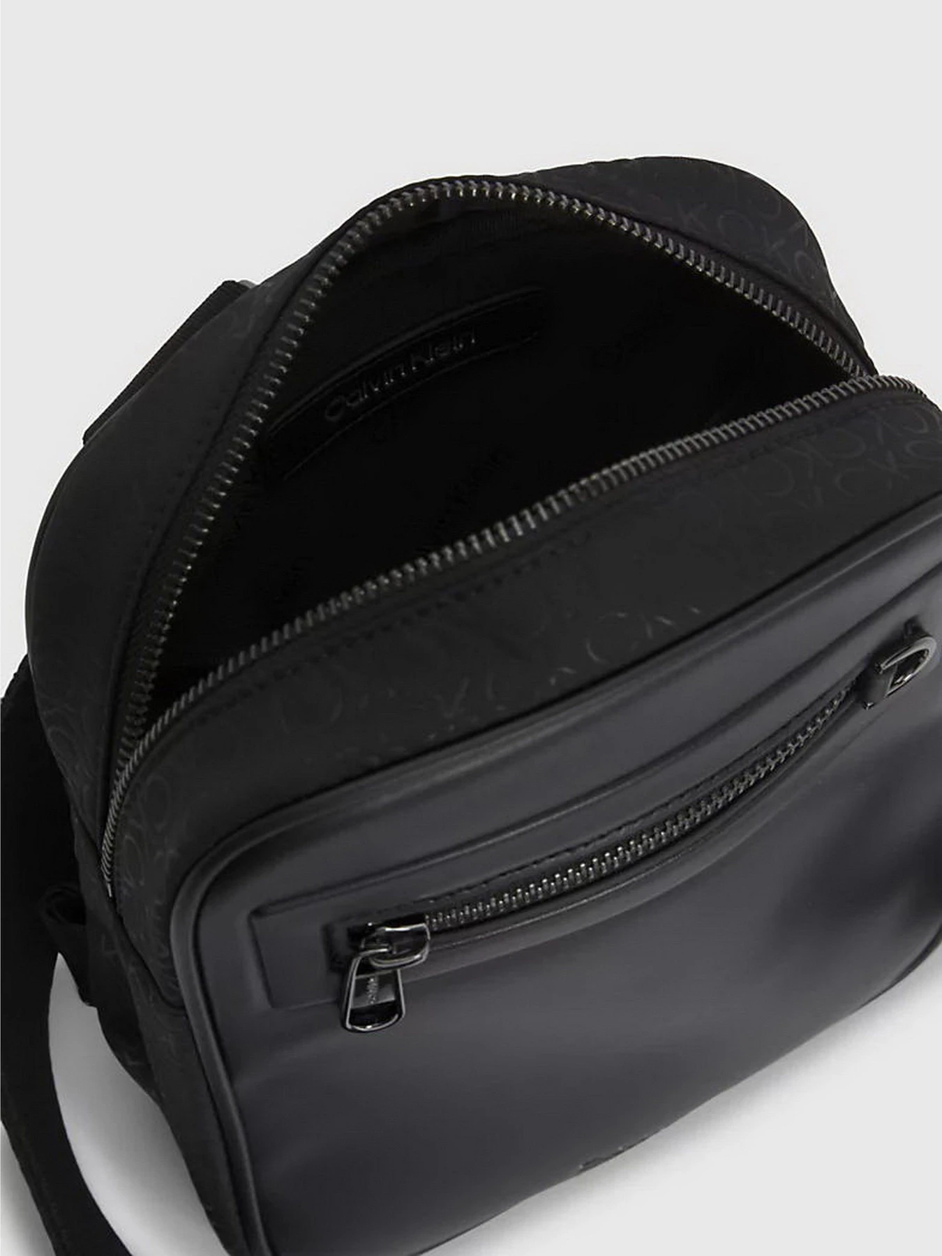 Сумки Calvin Klein Ck Elevated Con Reporter S Repre модель K50K510853-01I Сумки Calvin Klein Ck Elevated Con Reporter S Repre модель K50K510853-01I Фото