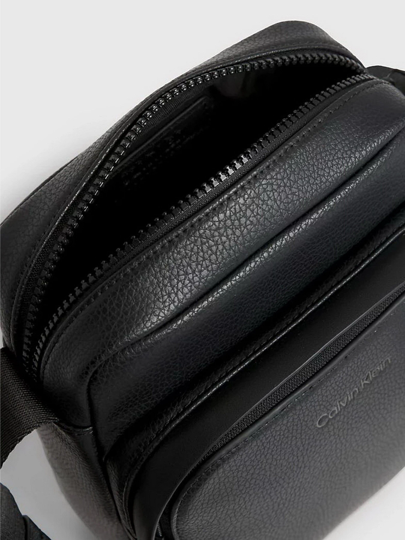Сумки Calvin Klein Ck Must Reporter S W/Pckt модель K50K511187-BAX Сумки Calvin Klein Ck Must Reporter S W/Pckt модель K50K511187-BAX Фото