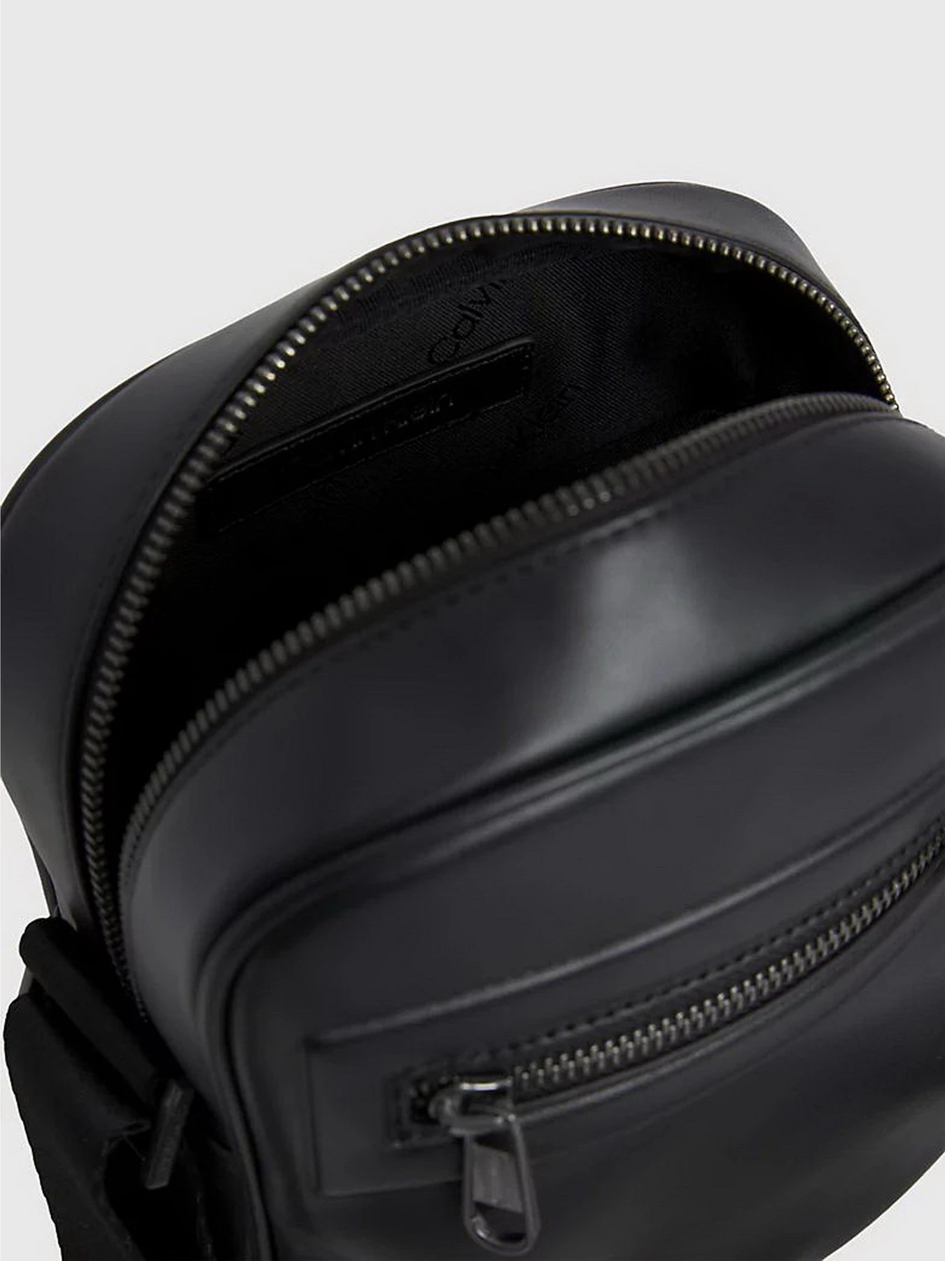 Сумки Calvin Klein Ck Elevated Reporter S модель K50K511190-BAX Сумки Calvin Klein Ck Elevated Reporter S модель K50K511190-BAX Фото