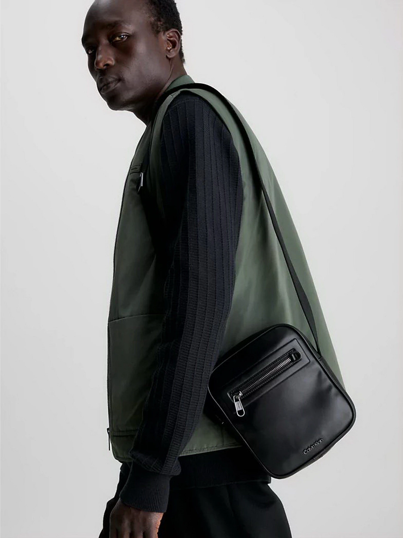 Сумки Calvin Klein Ck Elevated Reporter S модель K50K511190-BAX Сумки Calvin Klein Ck Elevated Reporter S модель K50K511190-BAX Фото