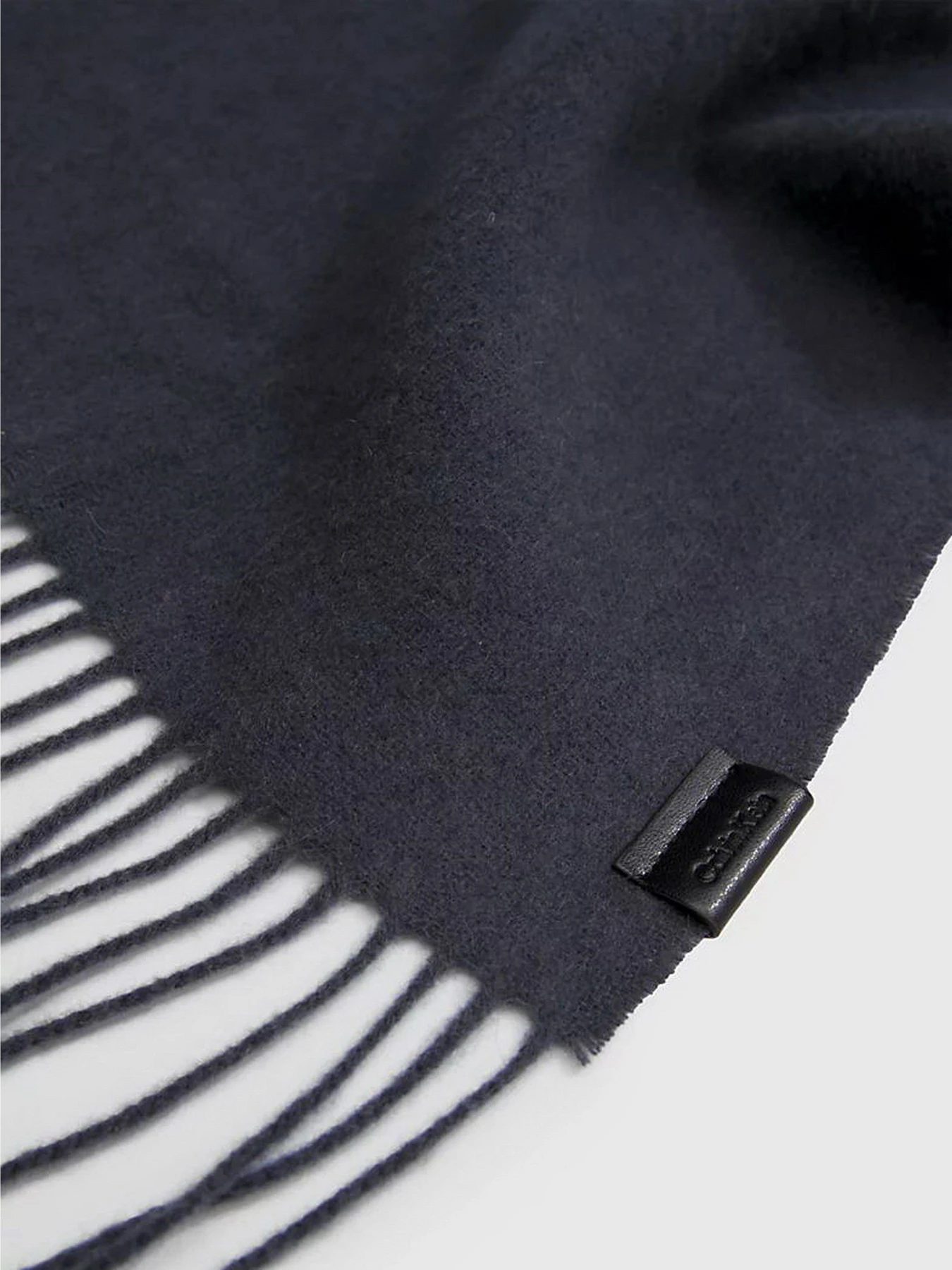Шарфы и платки Calvin Klein Classic Wool Woven Scarf модель K50K511008-PC9 Шарфы и платки Calvin Klein Classic Wool Woven Scarf модель K50K511008-PC9 Фото