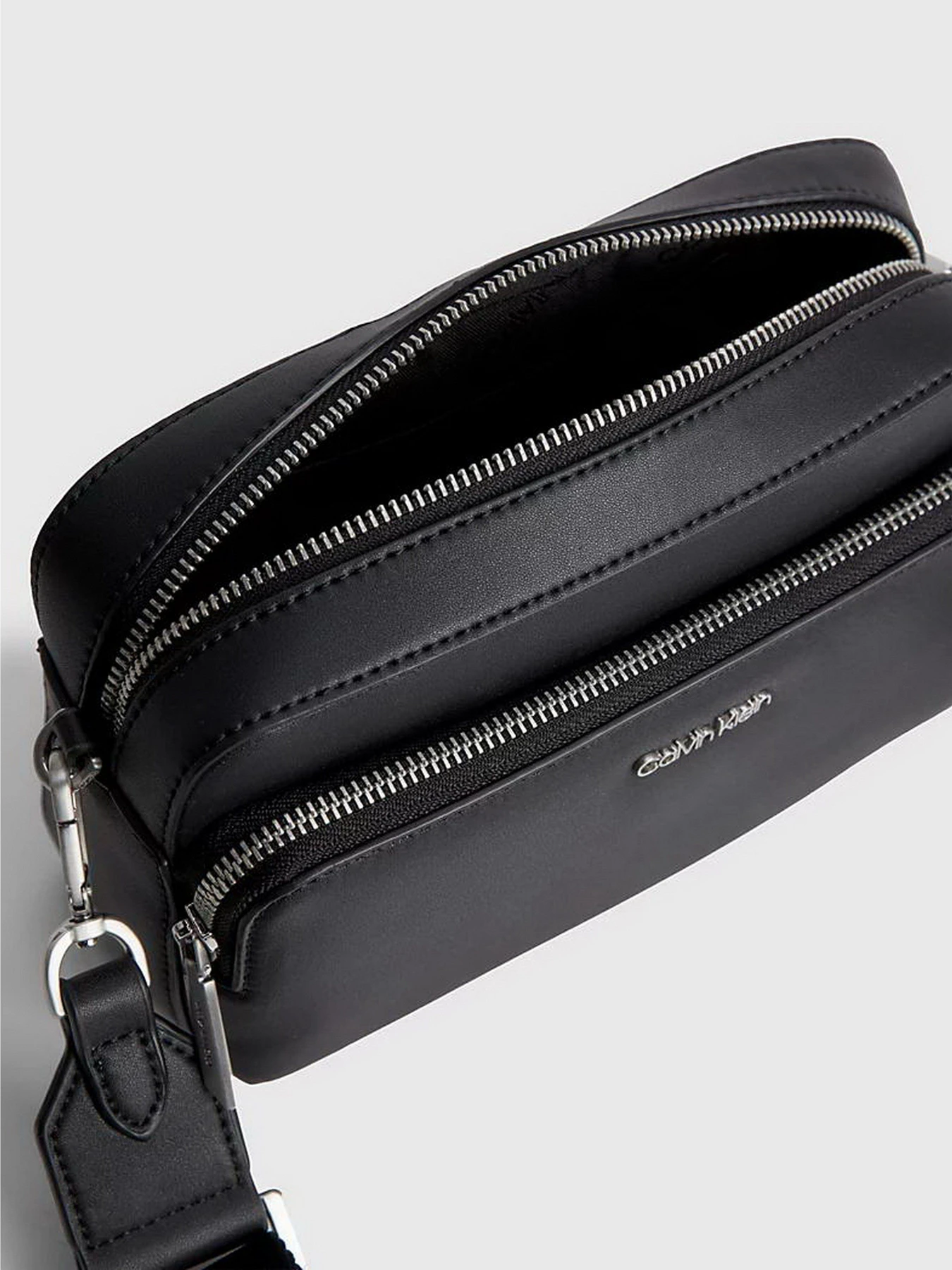 Сумки Calvin Klein Must Camera Bag W/Pckt Lg модель K60K608410-BAX Фото