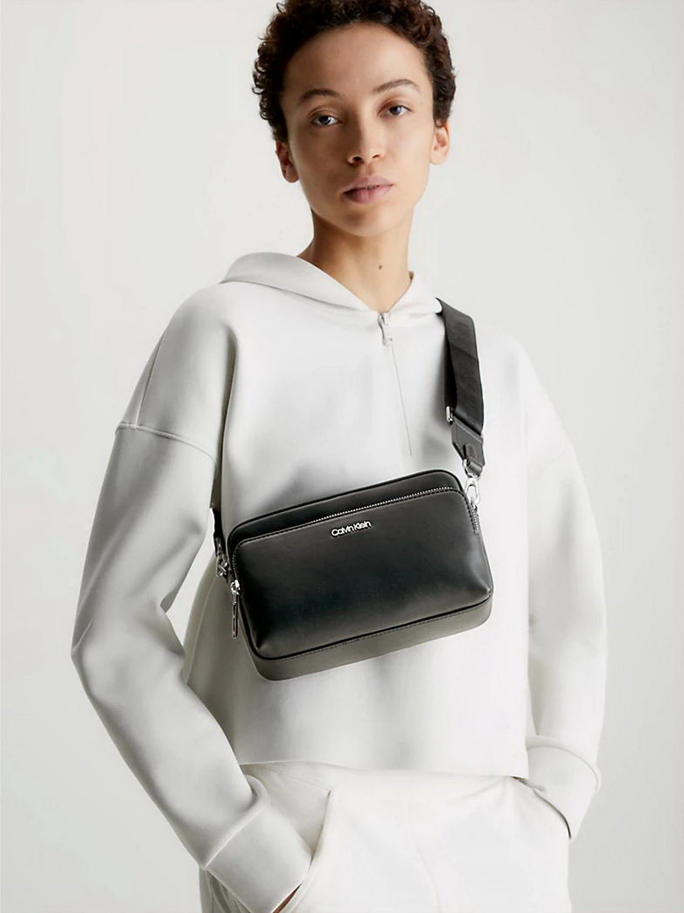 Сумки Calvin Klein Must Camera Bag W/Pckt Lg модель K60K608410-BAX Фото