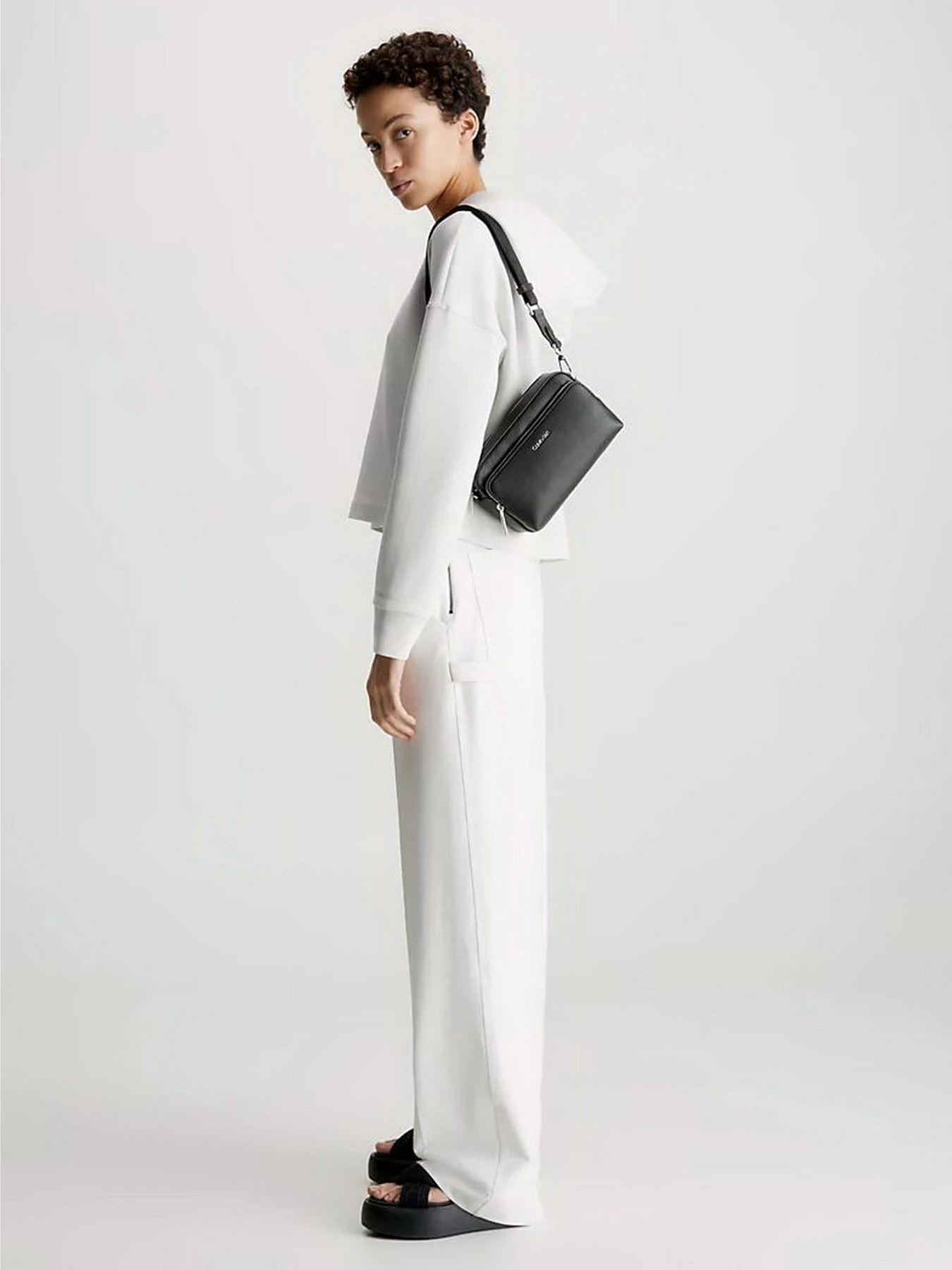 Сумки Calvin Klein Must Camera Bag W/Pckt Lg модель K60K608410-BAX Фото
