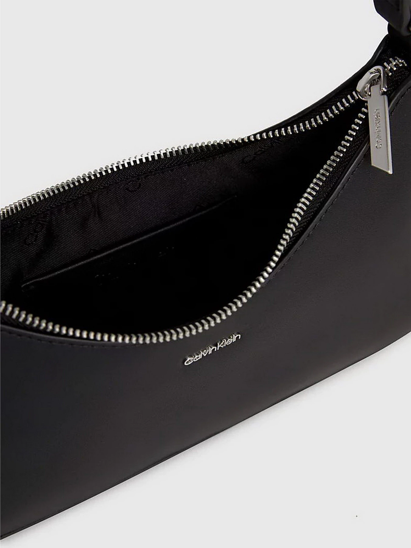 Сумки Calvin Klein Must Small Shoulder Bag модель K60K609613-BAX Сумки Calvin Klein Must Small Shoulder Bag модель K60K609613-BAX Фото