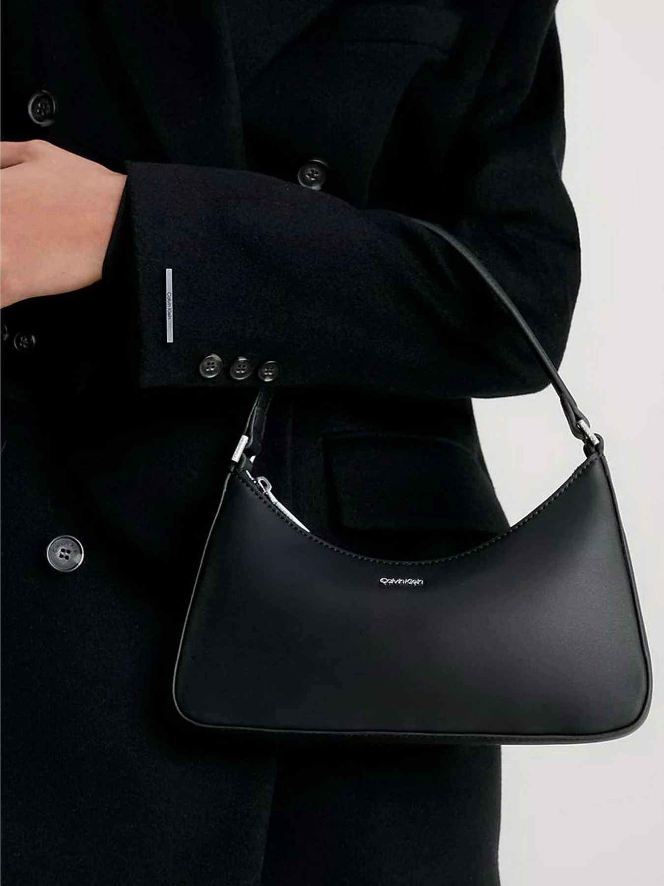 Сумки Calvin Klein Must Small Shoulder Bag модель K60K609613-BAX Сумки Calvin Klein Must Small Shoulder Bag модель K60K609613-BAX Фото