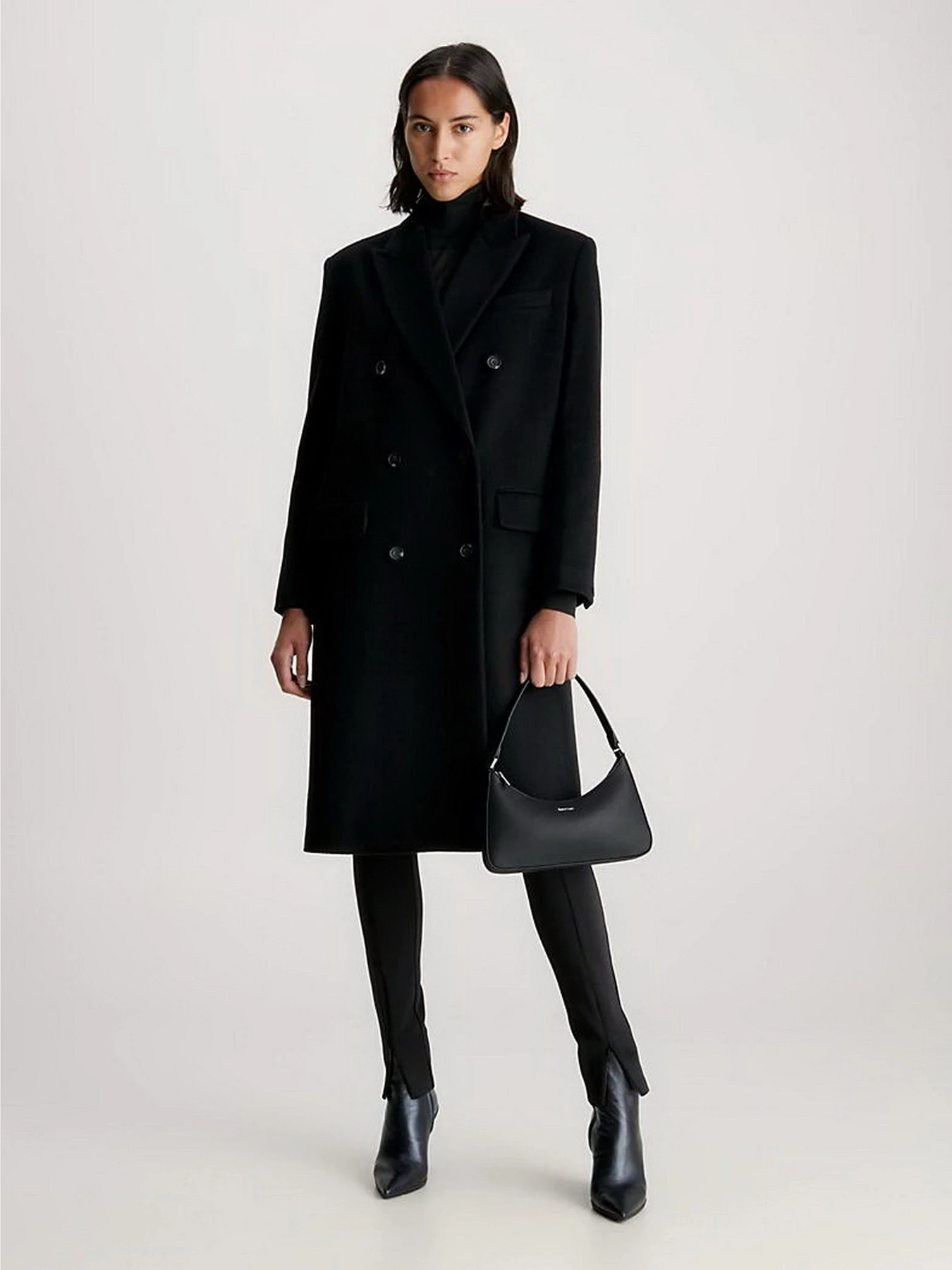Сумки Calvin Klein Must Small Shoulder Bag модель K60K609613-BAX Сумки Calvin Klein Must Small Shoulder Bag модель K60K609613-BAX Фото