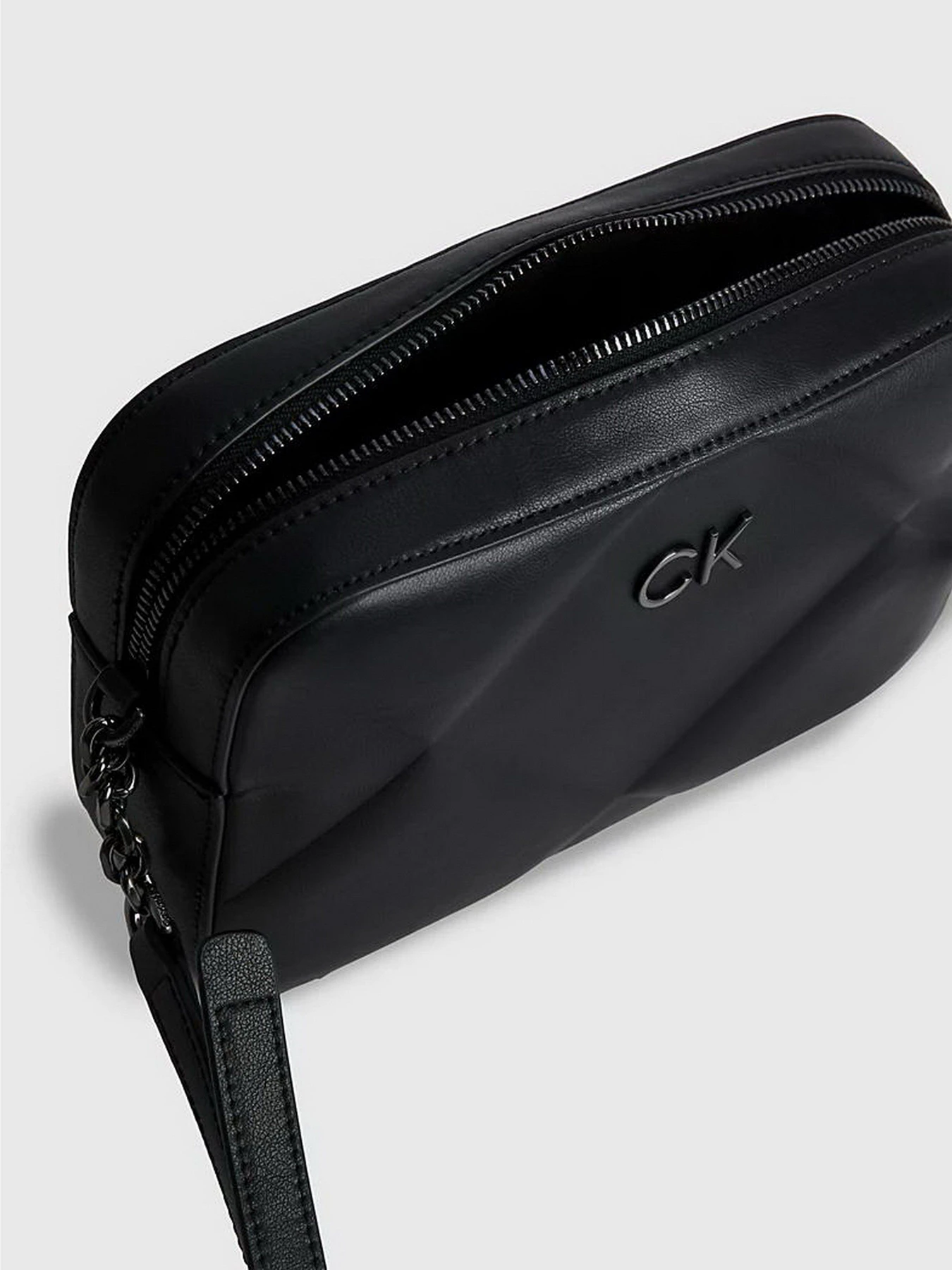 Сумки Calvin Klein Re-Lock Quilt Camera Bag модель K60K610767-BAX Сумки Calvin Klein Re-Lock Quilt Camera Bag модель K60K610767-BAX Фото