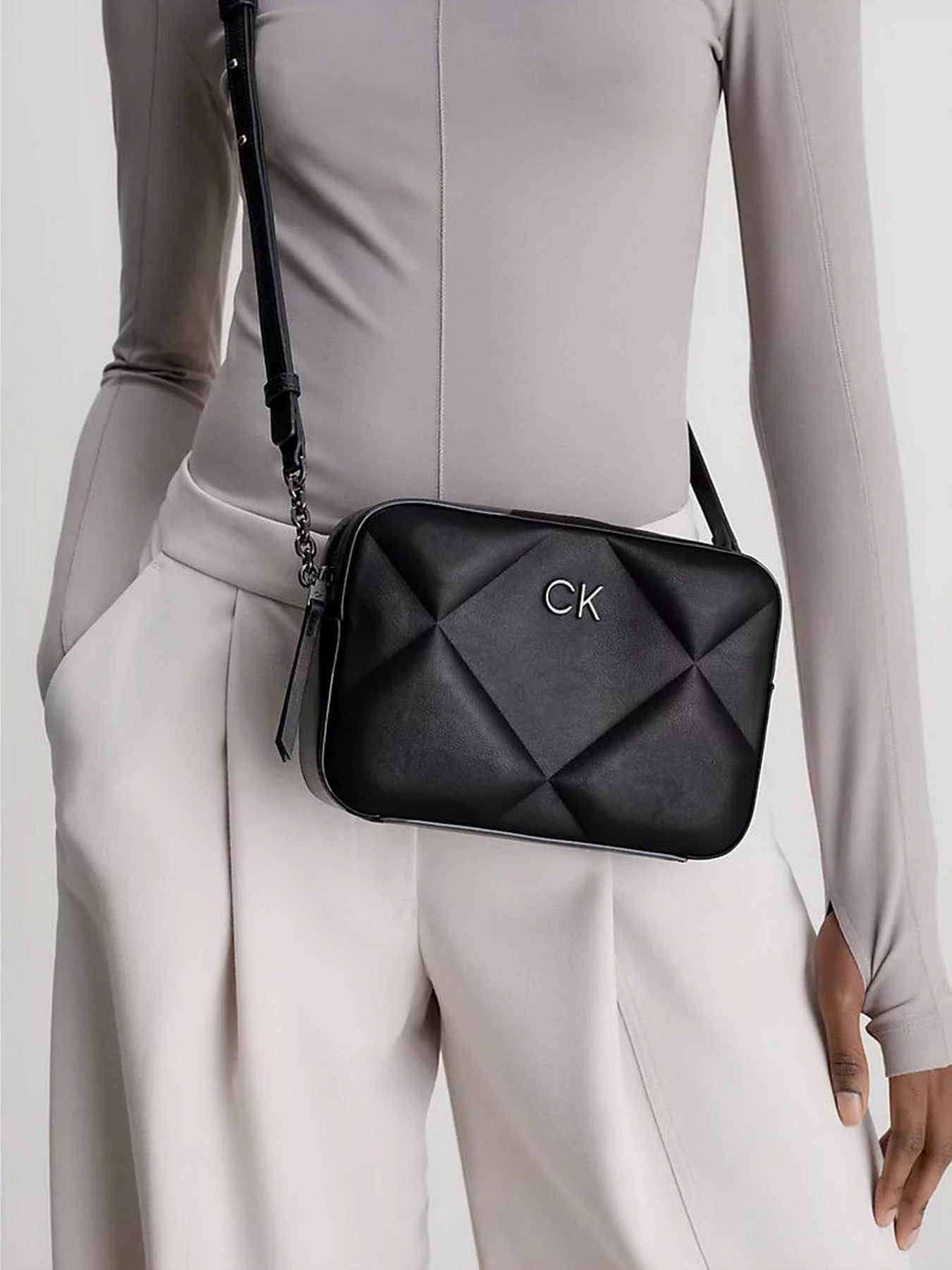 Сумки Calvin Klein Re-Lock Quilt Camera Bag модель K60K610767-BAX Сумки Calvin Klein Re-Lock Quilt Camera Bag модель K60K610767-BAX Фото
