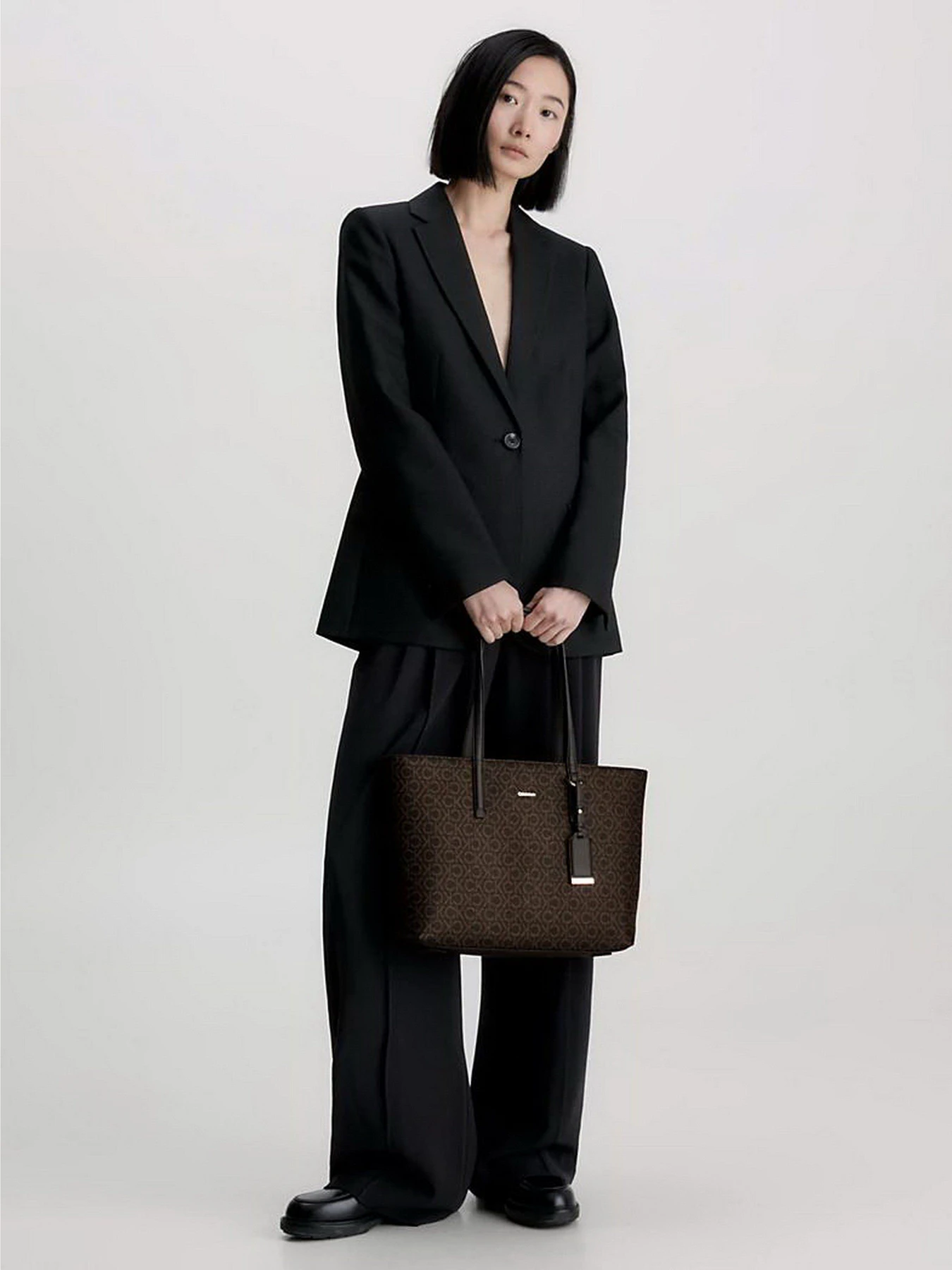 Сумки Calvin Klein Ck Must Shopper Md Mono модель K60K610923-0HD Сумки Calvin Klein Ck Must Shopper Md Mono модель K60K610923-0HD Фото