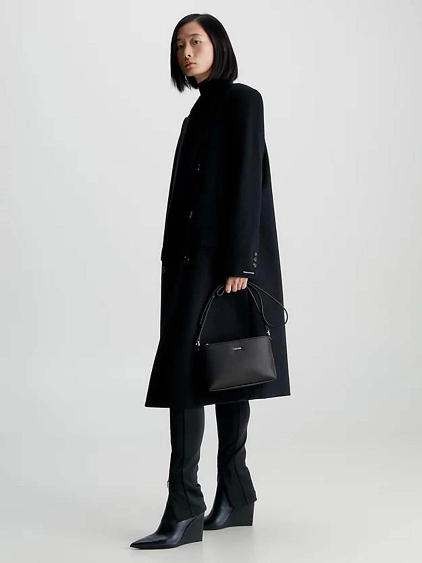 Сумки Calvin Klein Ck Must Xbody Md модель K60K610927-BAX Фото