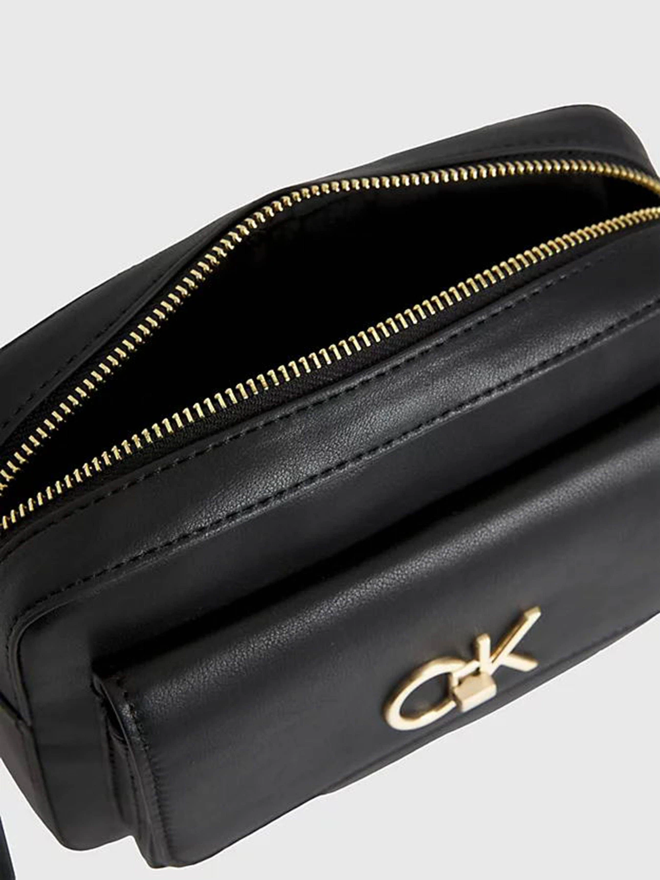 Сумки Calvin Klein Re-Lock Camera Bag W/Flap модель K60K611083-BAX Сумки Calvin Klein Re-Lock Camera Bag W/Flap модель K60K611083-BAX Фото