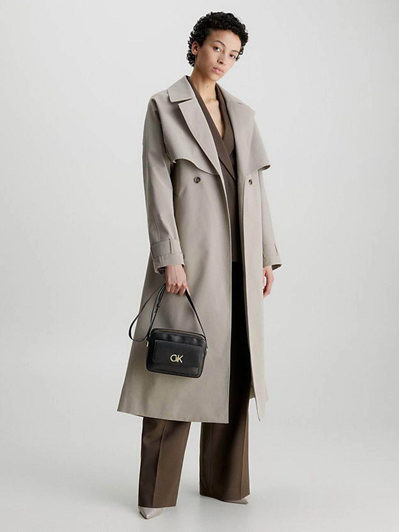 Сумки Calvin Klein Re-Lock Camera Bag W/Flap модель K60K611083-BAX Сумки Calvin Klein Re-Lock Camera Bag W/Flap модель K60K611083-BAX Фото