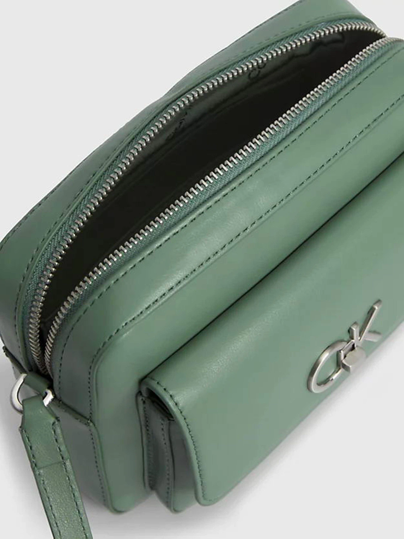 Сумки Calvin Klein Re-Lock Camera Bag W/Flap модель K60K611083-LKG Сумки Calvin Klein Re-Lock Camera Bag W/Flap модель K60K611083-LKG Фото