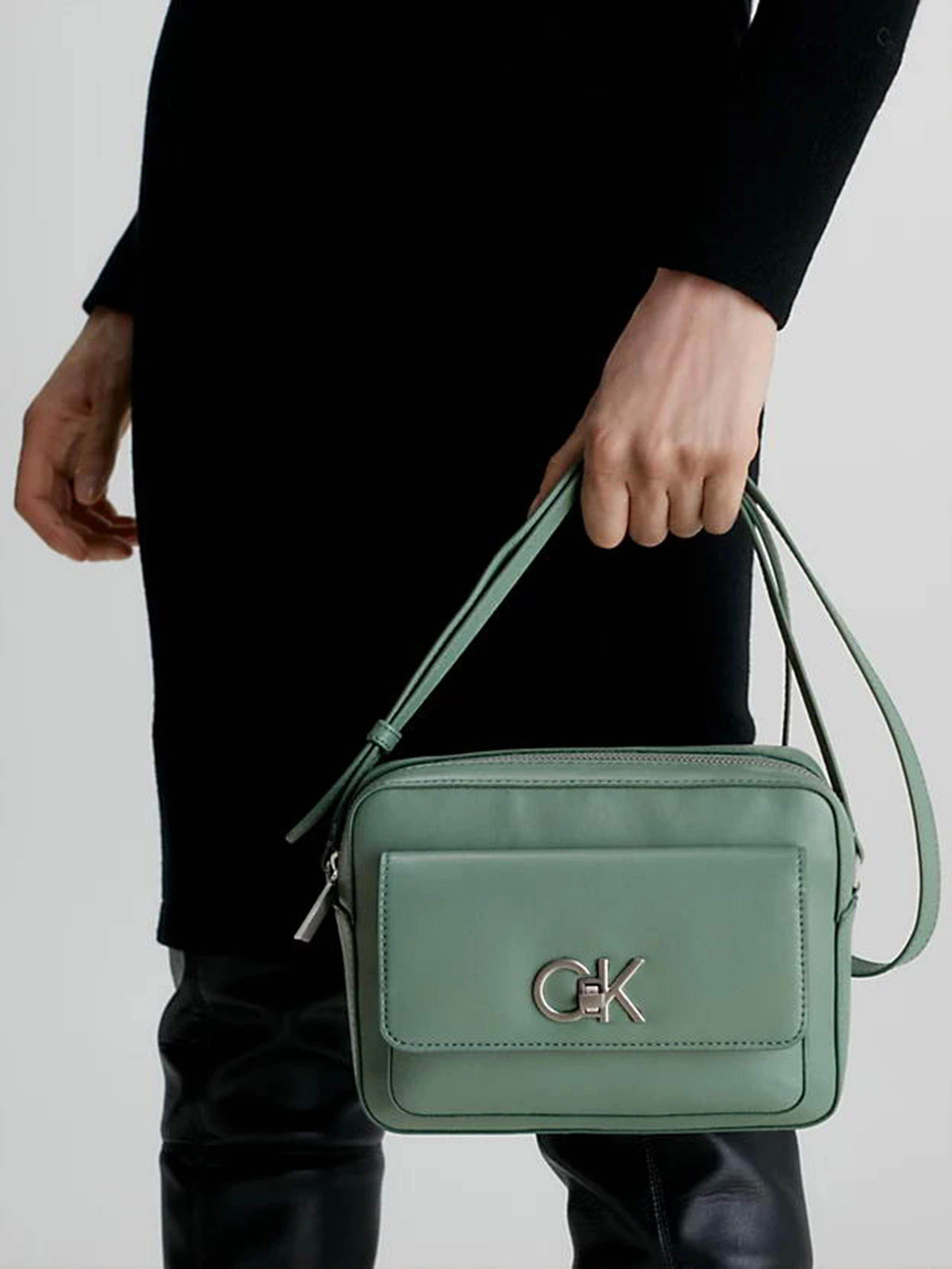 Сумки Calvin Klein Re-Lock Camera Bag W/Flap модель K60K611083-LKG Сумки Calvin Klein Re-Lock Camera Bag W/Flap модель K60K611083-LKG Фото