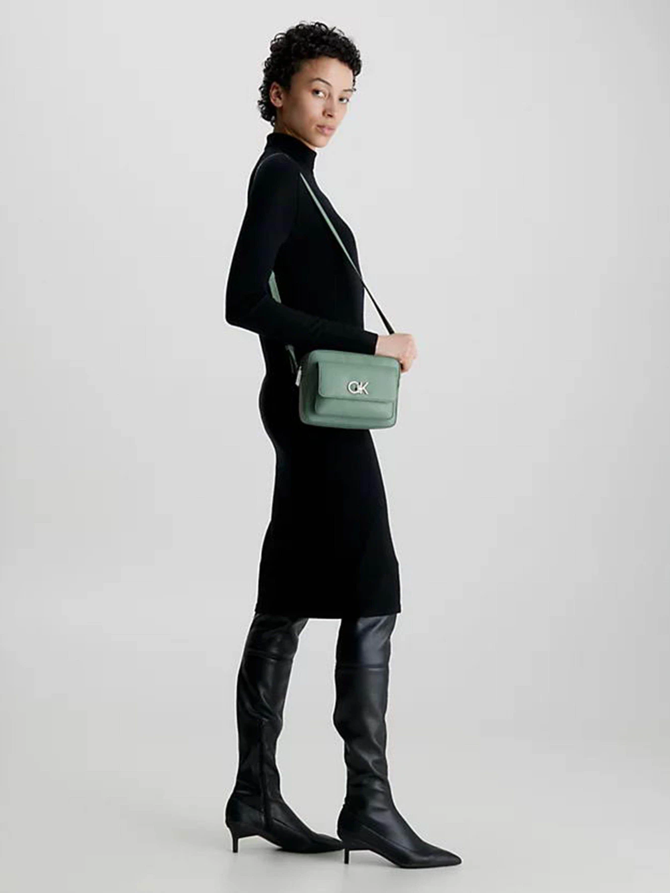 Сумки Calvin Klein Re-Lock Camera Bag W/Flap модель K60K611083-LKG Сумки Calvin Klein Re-Lock Camera Bag W/Flap модель K60K611083-LKG Фото
