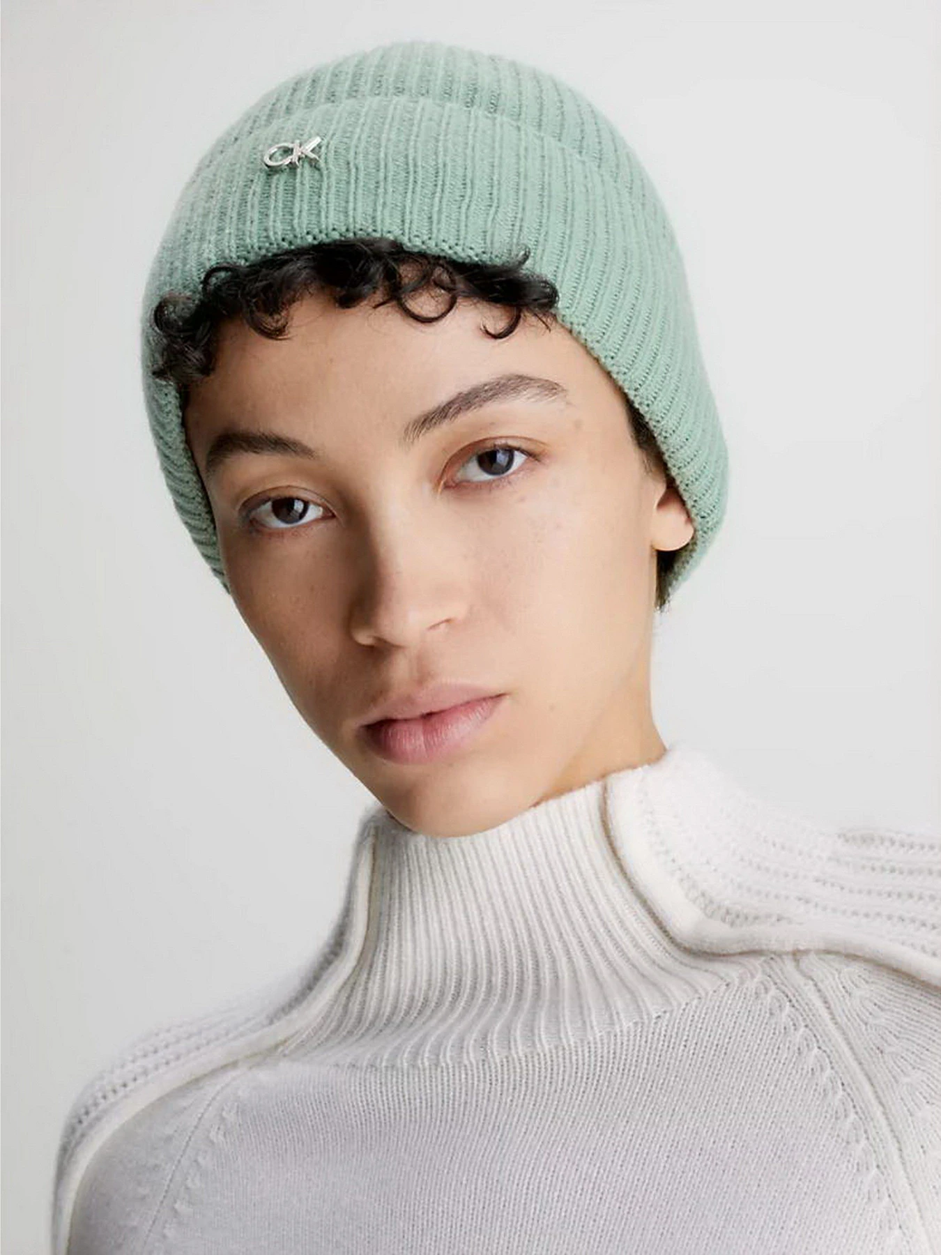 Шапки та кепки Calvin Klein Re-Lock Beanie модель K60K610214-LKG Шапки та кепки Calvin Klein Re-Lock Beanie модель K60K610214-LKG Фото