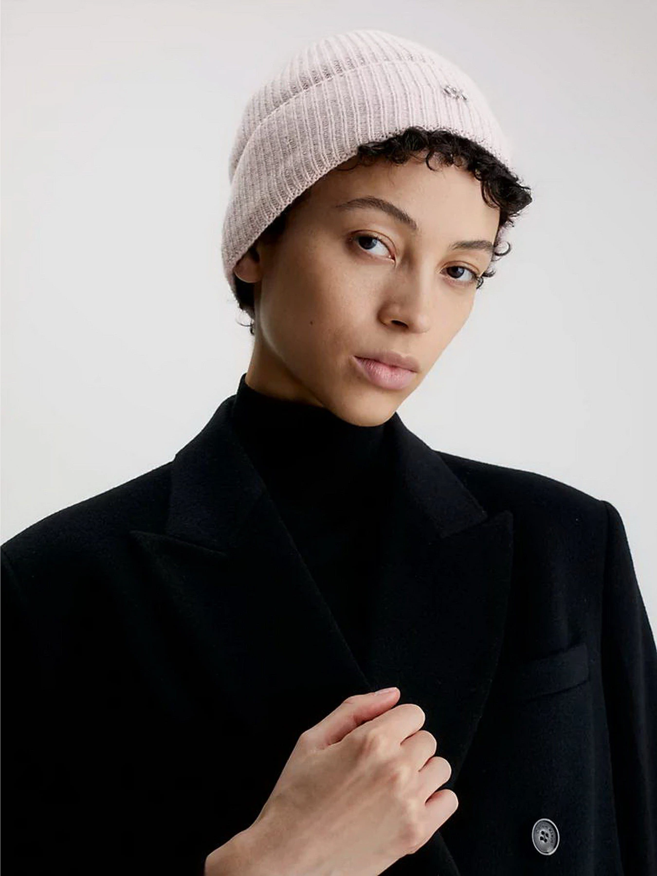 Шапки та кепки Calvin Klein Re-Lock Beanie модель K60K610214-VFM Шапки та кепки Calvin Klein Re-Lock Beanie модель K60K610214-VFM Фото
