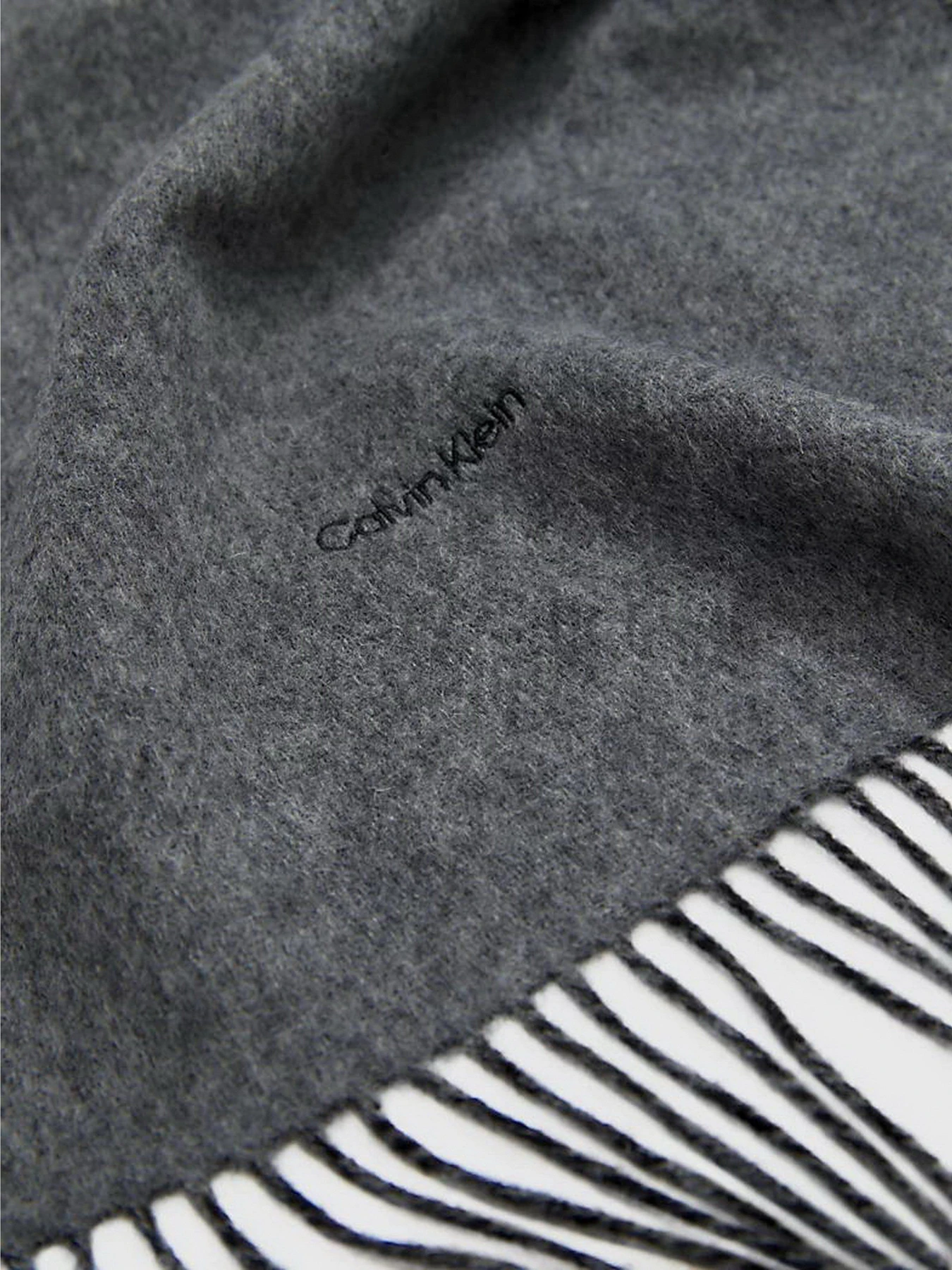 Шарфи та хустки Calvin Klein Fringes Two Tones Scarf модель K60K611111-BAX Шарфи та хустки Calvin Klein Fringes Two Tones Scarf модель K60K611111-BAX Фото