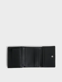 Гаманці Calvin Klein Re-Lock Trifold Xs Emb модель K60K611321-BAX Фото