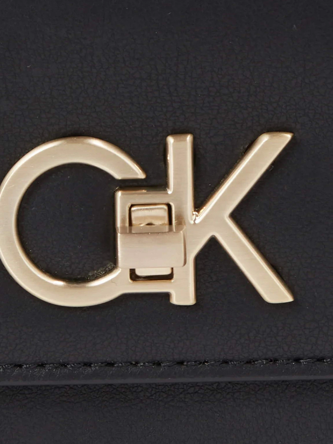 Сумки Calvin Klein Re-Lock Camera Bag W/Flap модель K60K611083-BEH Сумки Calvin Klein Re-Lock Camera Bag W/Flap модель K60K611083-BEH Фото