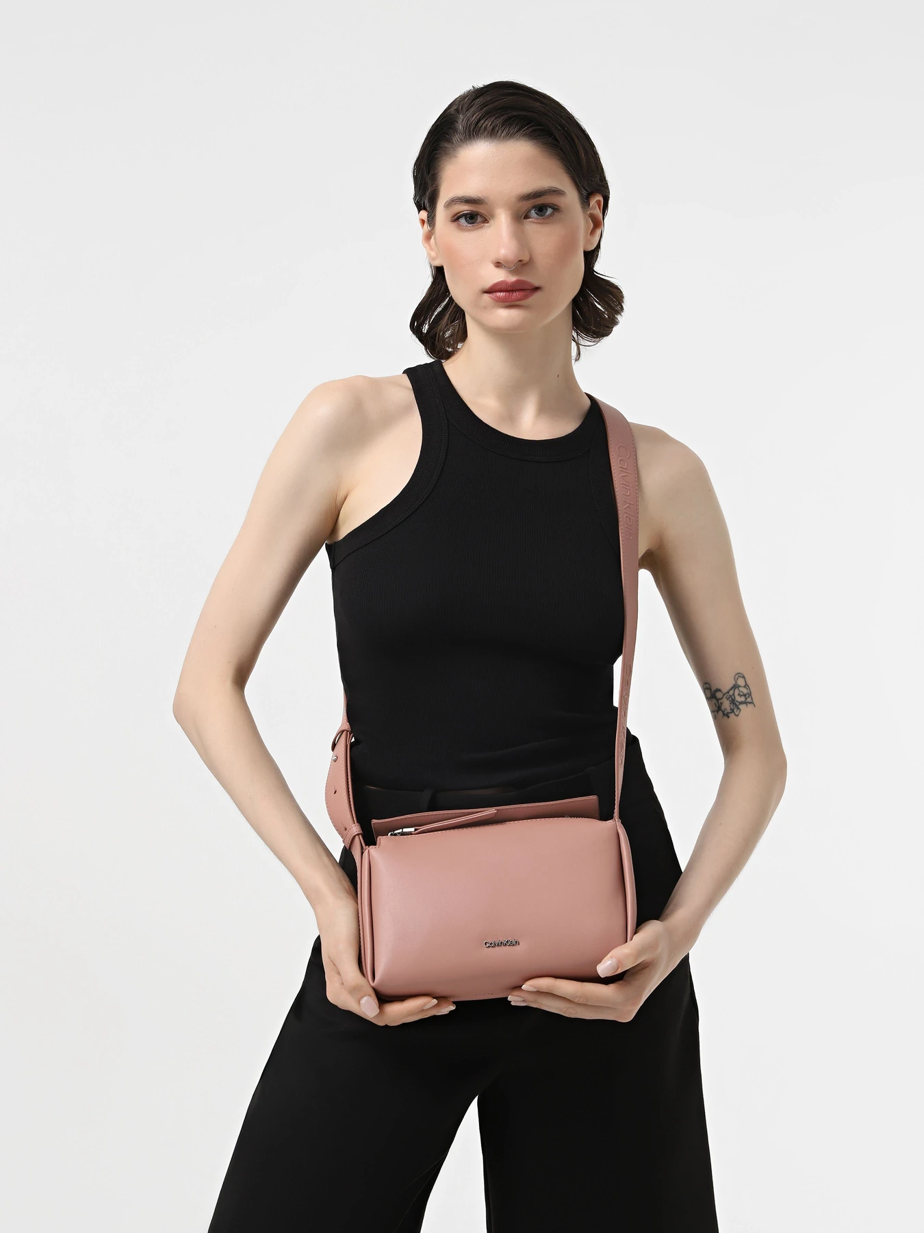 Сумки Calvin Klein Gracie Mini Crossbody модель K60K611346-VB8 Сумки Calvin Klein Gracie Mini Crossbody модель K60K611346-VB8 Фото