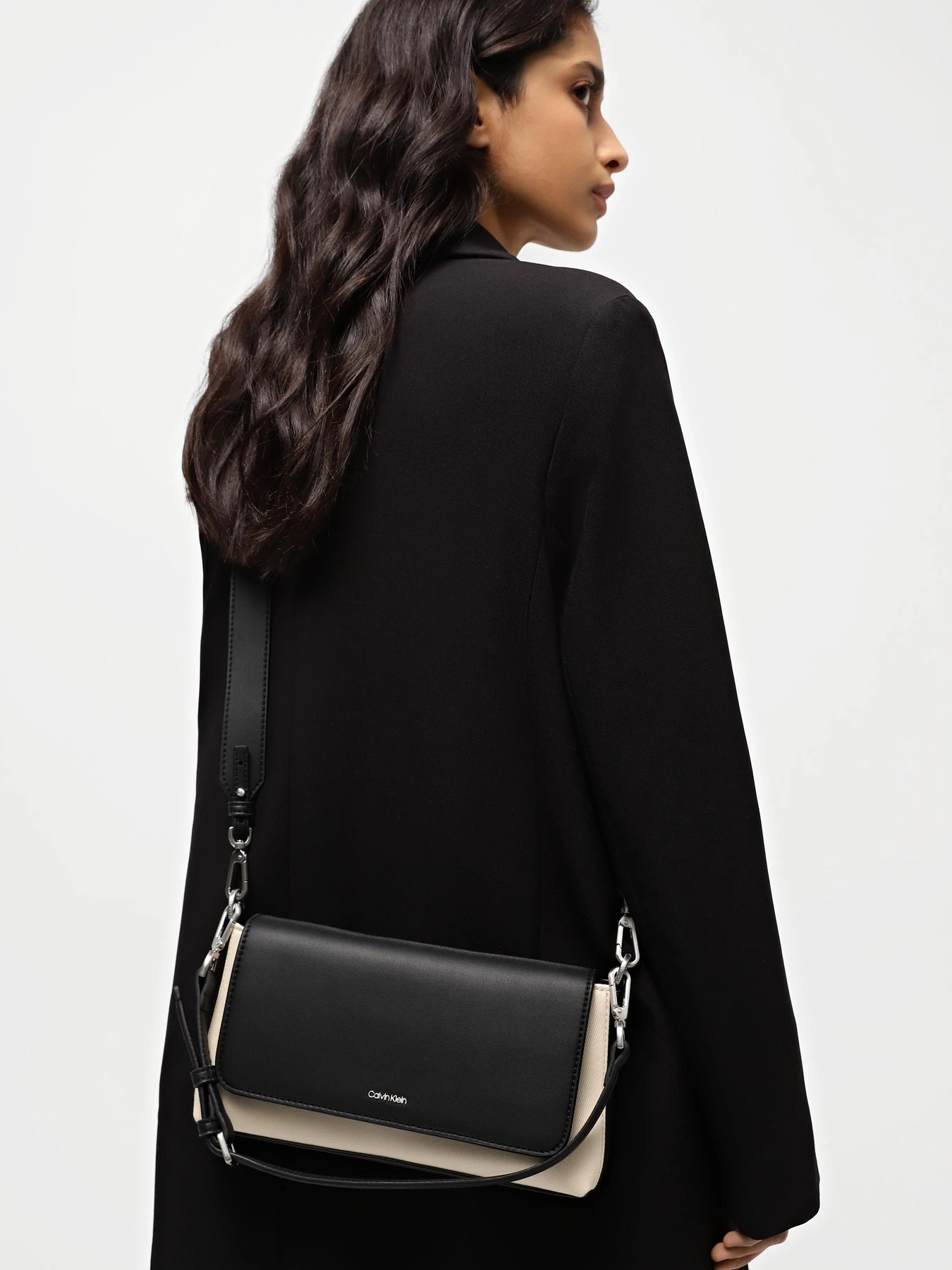 Сумки Calvin Klein Ck Must Shoulder Bag_Canvas модель K60K611353-PC4 Сумки Calvin Klein Ck Must Shoulder Bag_Canvas модель K60K611353-PC4 Фото