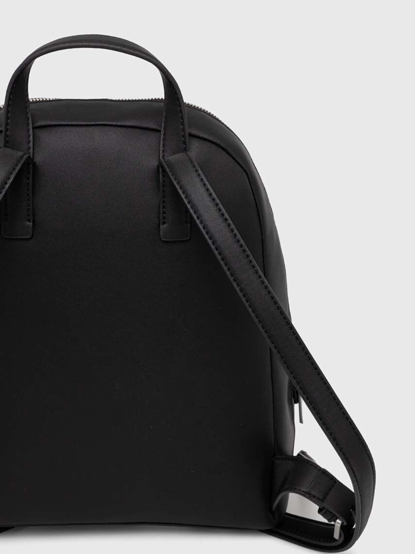 Рюкзаки Calvin Klein Ck Must Dome Backpack модель K60K611363-BEH Рюкзаки Calvin Klein Ck Must Dome Backpack модель K60K611363-BEH Фото
