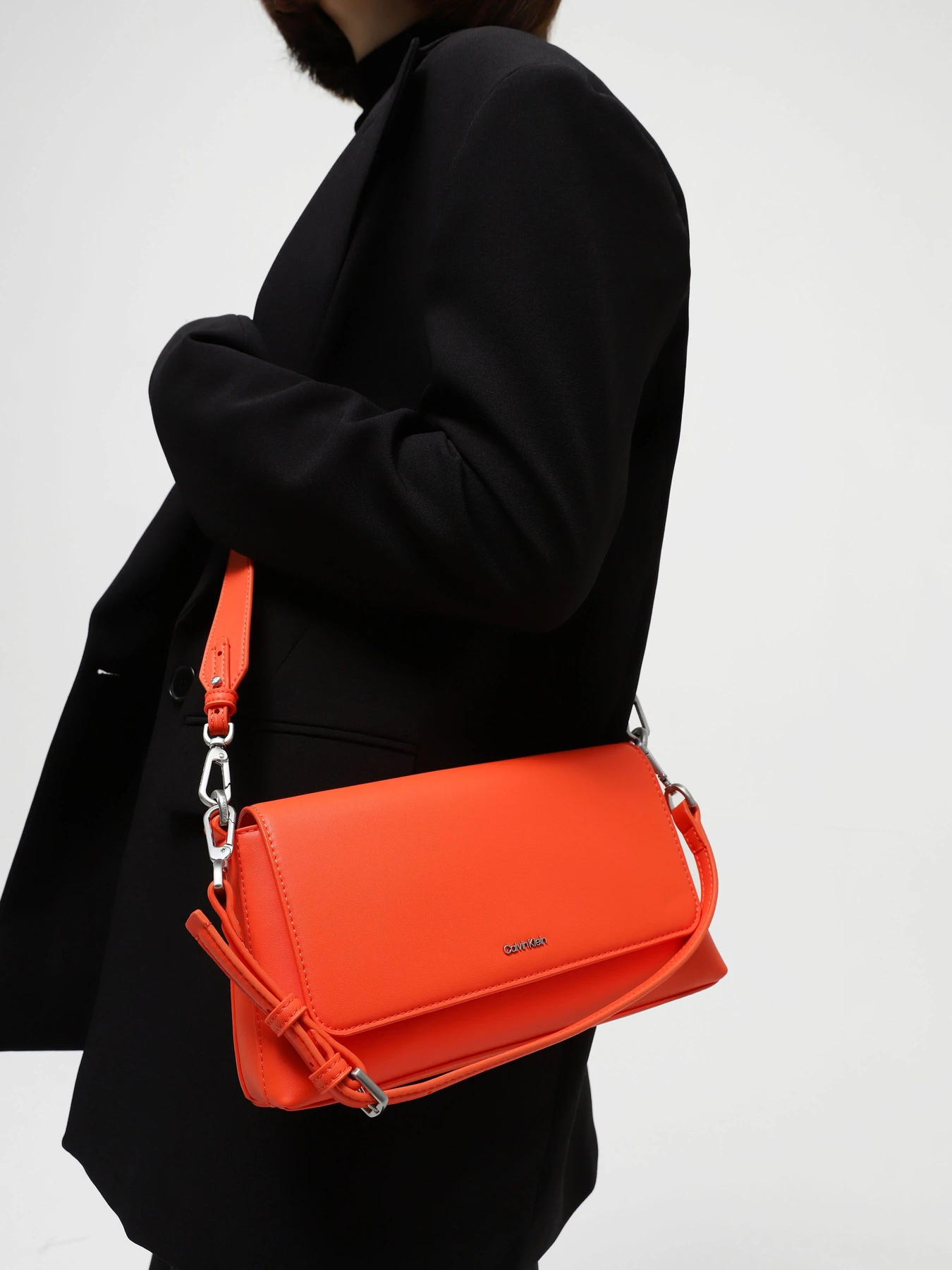 Сумки Calvin Klein Ck Must Shoulder Bag модель K60K611364-SA3 Фото
